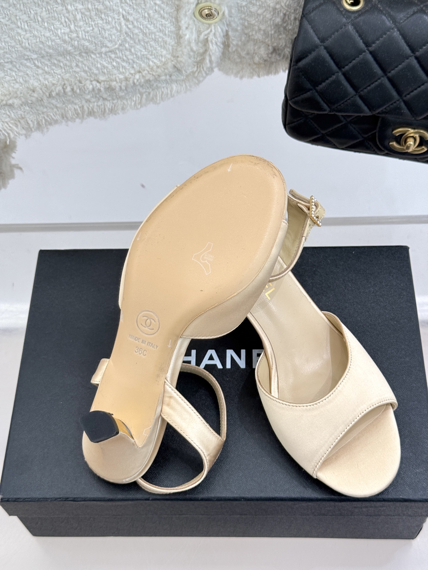 
CHANE*｜小香25。春夏新品
高跟凉鞋
夏天一定要入的凉鞋系列
鞋面采用原版定制皮料
内里垫脚是丝