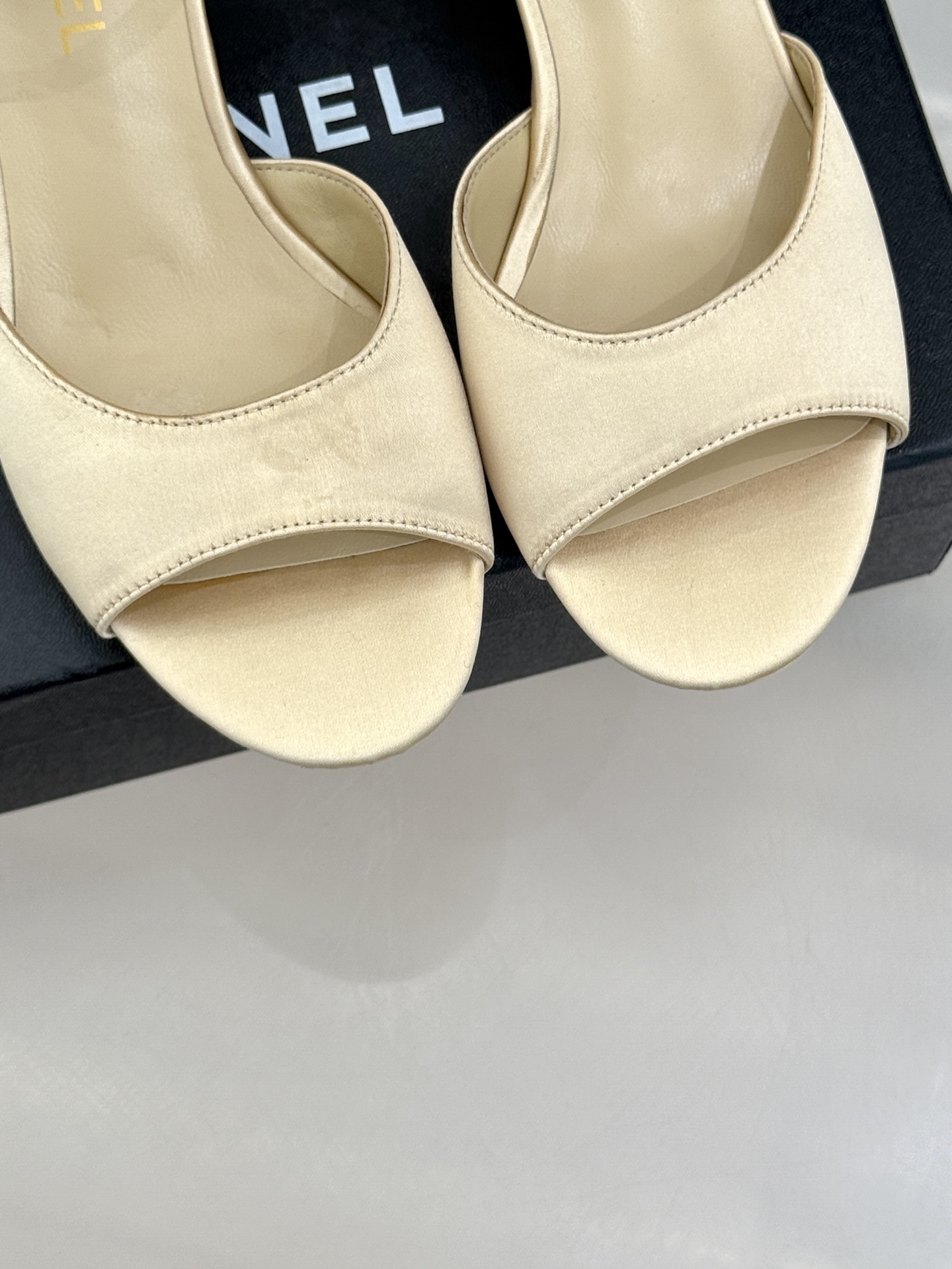 
CHANE*｜小香25。春夏新品
高跟凉鞋
夏天一定要入的凉鞋系列
鞋面采用原版定制皮料
内里垫脚是丝