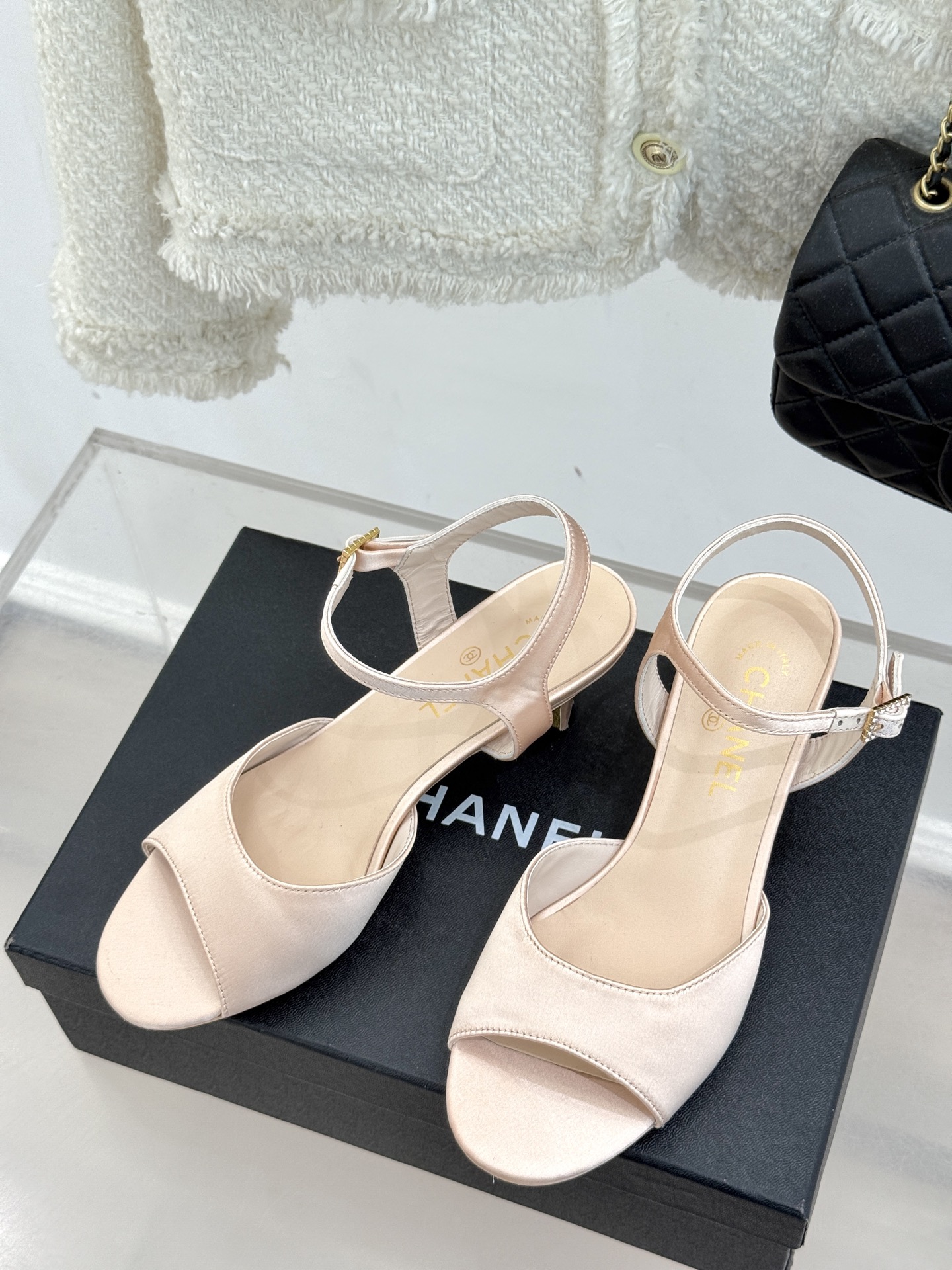 
CHANE*｜小香25。春夏新品
高跟凉鞋
夏天一定要入的凉鞋系列
鞋面采用原版定制皮料
内里垫脚是丝