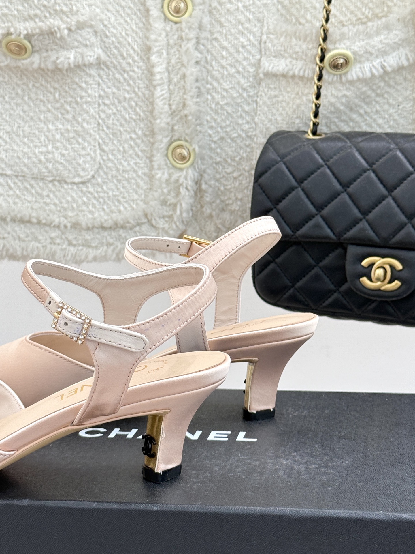 
CHANE*｜小香25。春夏新品
高跟凉鞋
夏天一定要入的凉鞋系列
鞋面采用原版定制皮料
内里垫脚是丝