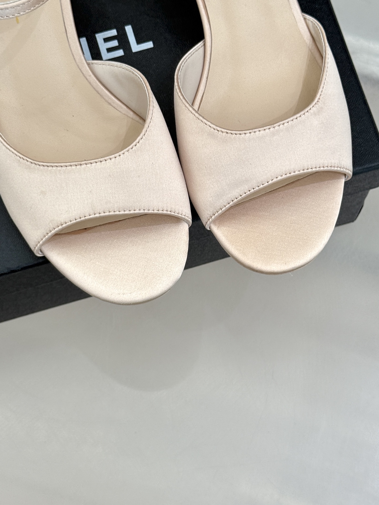 
CHANE*｜小香25。春夏新品
高跟凉鞋
夏天一定要入的凉鞋系列
鞋面采用原版定制皮料
内里垫脚是丝