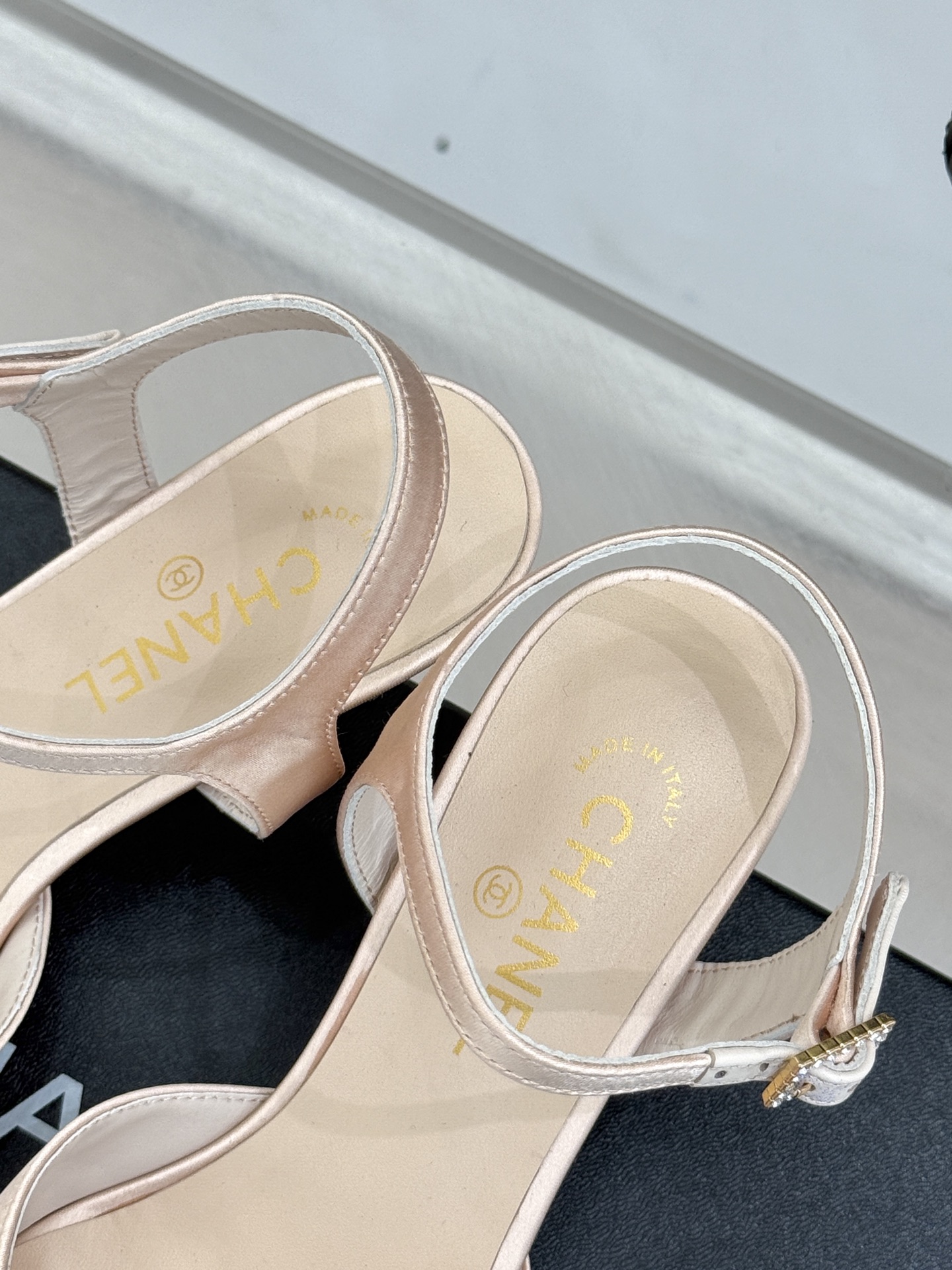 
CHANE*｜小香25。春夏新品
高跟凉鞋
夏天一定要入的凉鞋系列
鞋面采用原版定制皮料
内里垫脚是丝