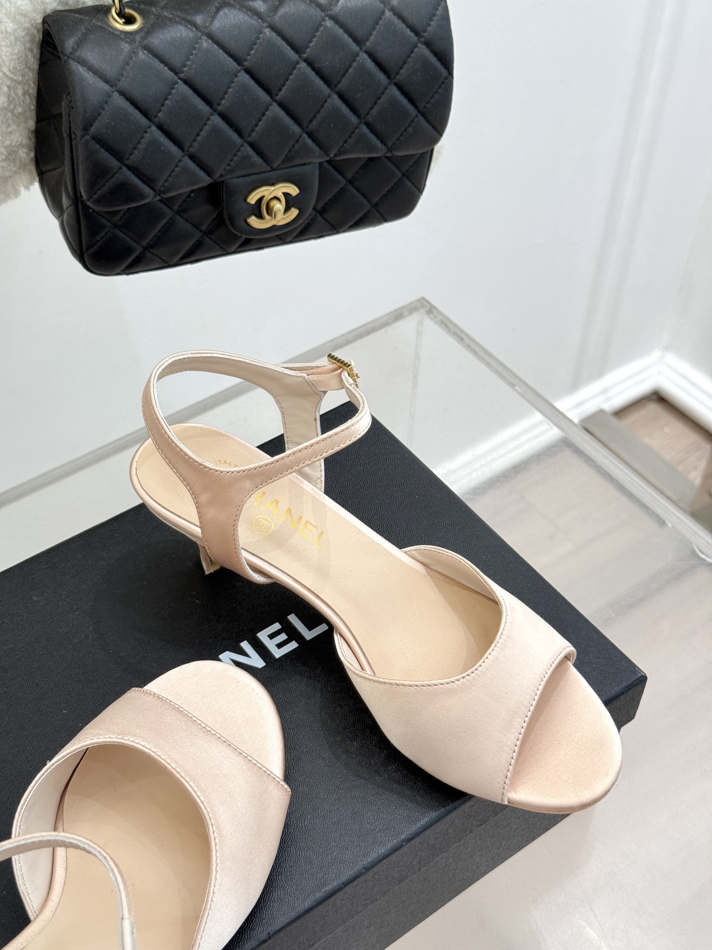 
CHANE*｜小香25。春夏新品
高跟凉鞋
夏天一定要入的凉鞋系列
鞋面采用原版定制皮料
内里垫脚是丝