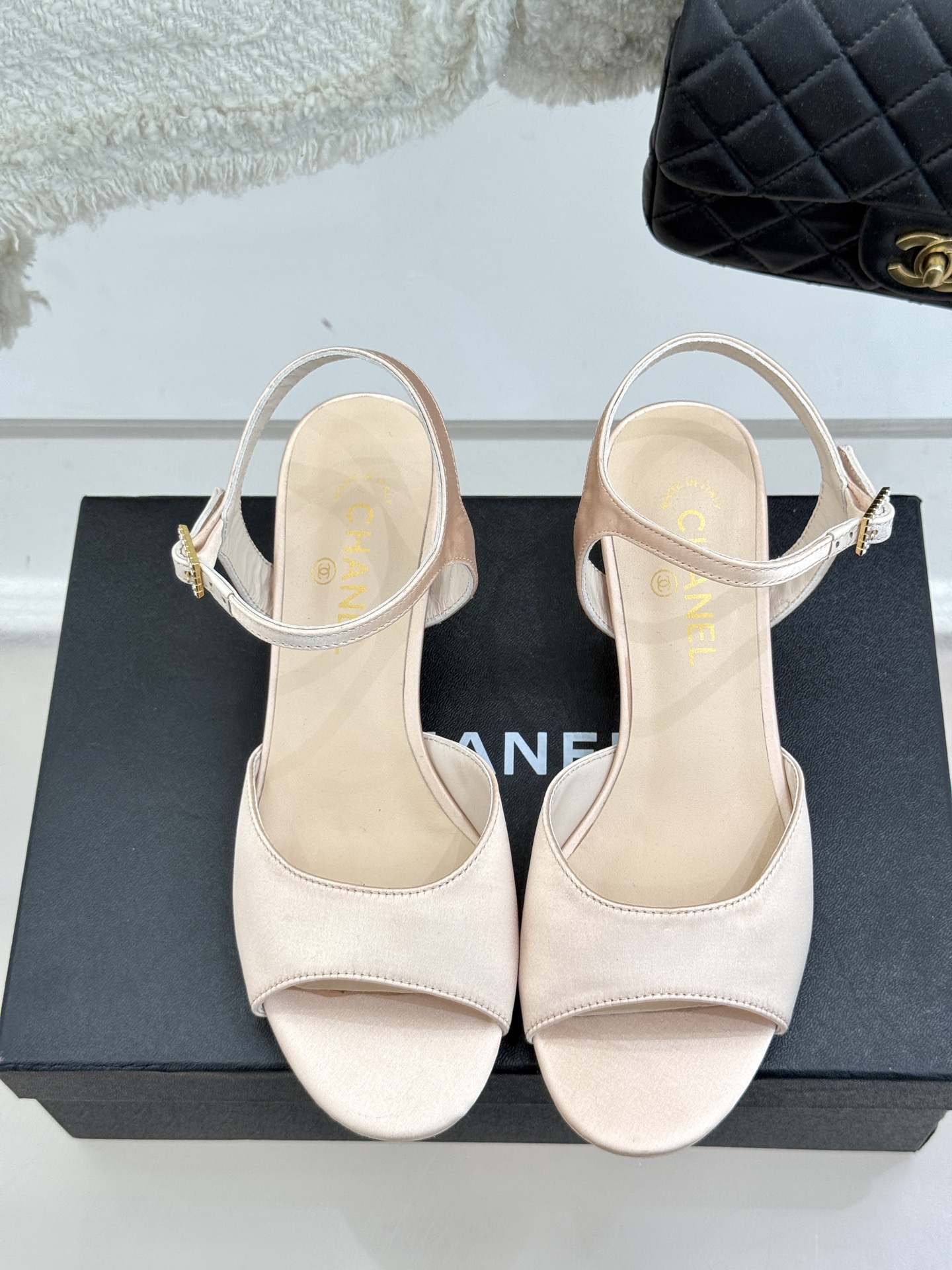 
CHANE*｜小香25。春夏新品
高跟凉鞋
夏天一定要入的凉鞋系列
鞋面采用原版定制皮料
内里垫脚是丝