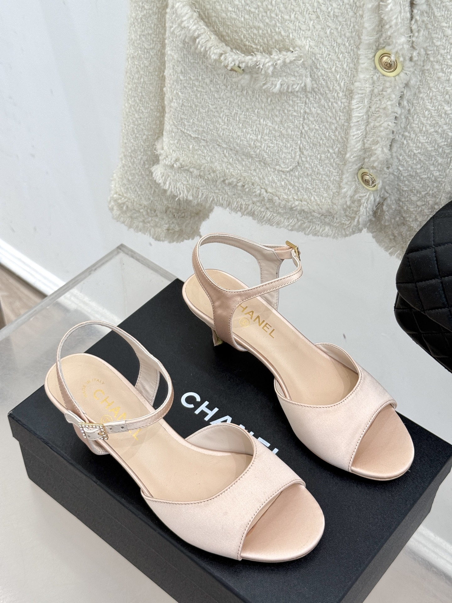 
CHANE*｜小香25。春夏新品
高跟凉鞋
夏天一定要入的凉鞋系列
鞋面采用原版定制皮料
内里垫脚是丝