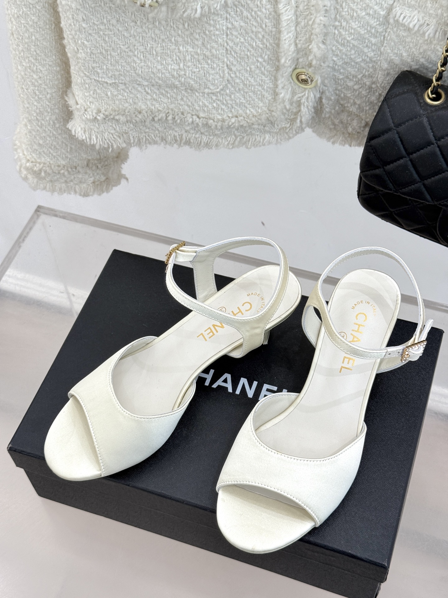 
CHANE*｜小香25。春夏新品
高跟凉鞋
夏天一定要入的凉鞋系列
鞋面采用原版定制皮料
内里垫脚是丝