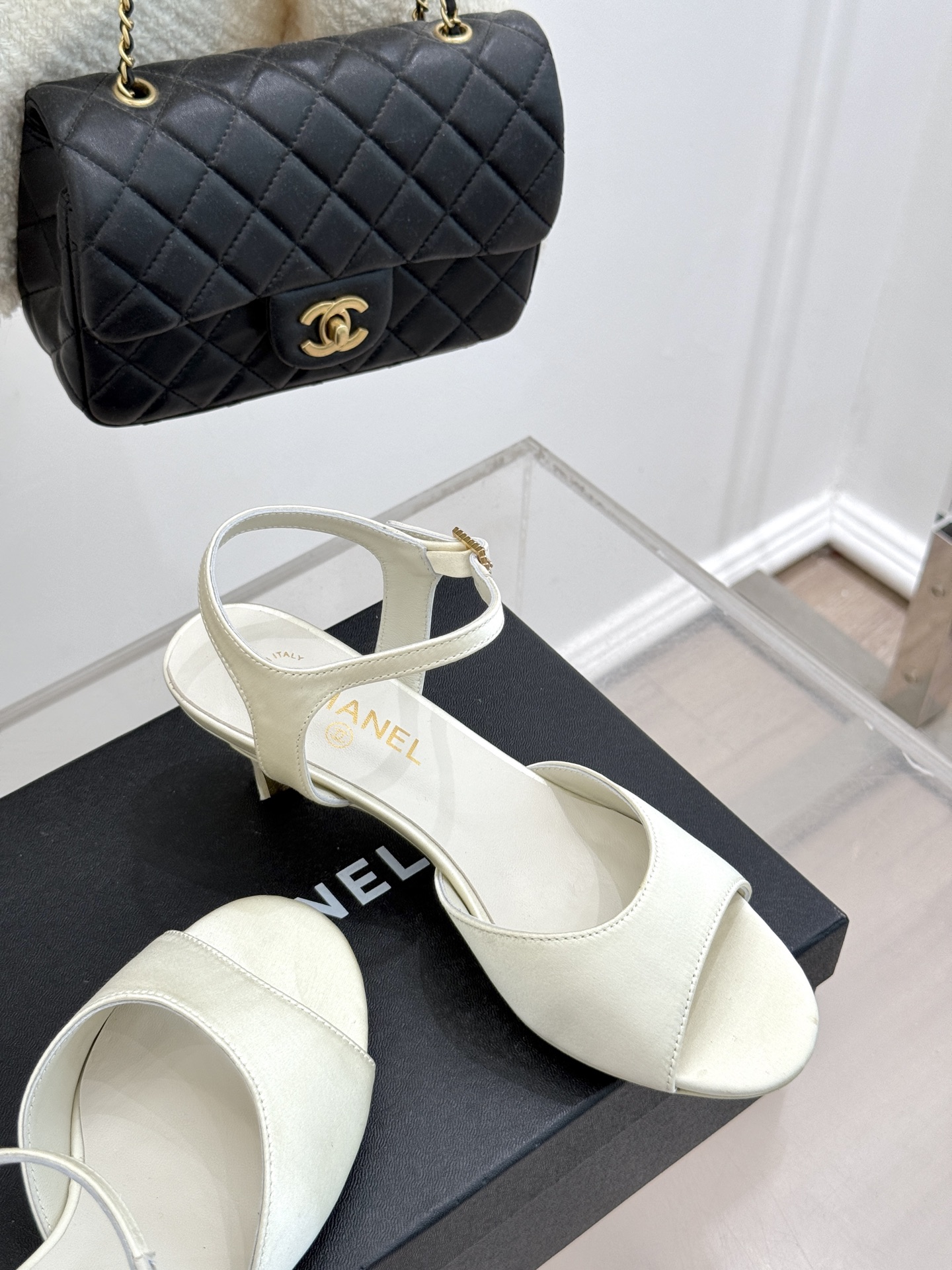 
CHANE*｜小香25。春夏新品
高跟凉鞋
夏天一定要入的凉鞋系列
鞋面采用原版定制皮料
内里垫脚是丝