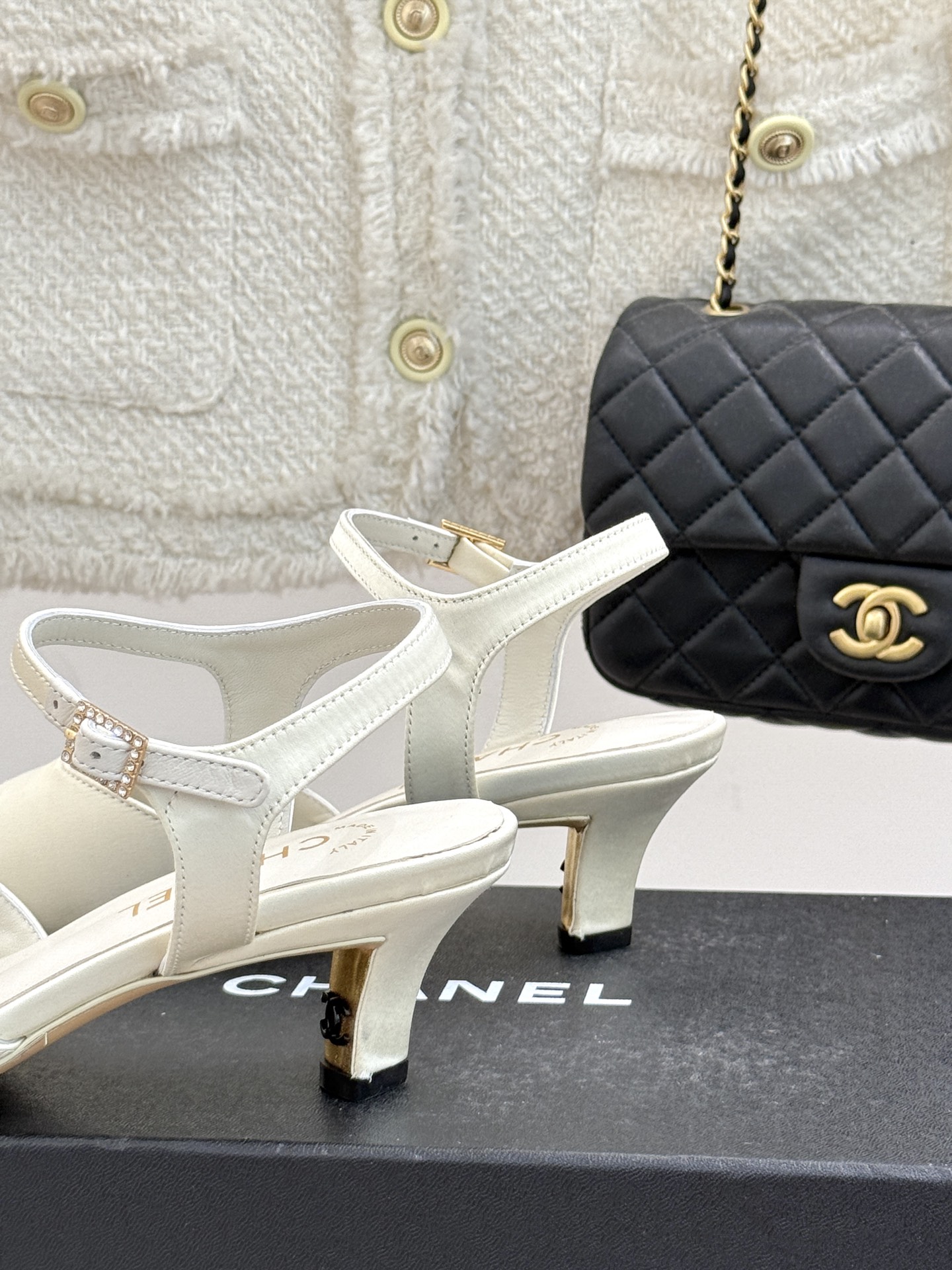 
CHANE*｜小香25。春夏新品
高跟凉鞋
夏天一定要入的凉鞋系列
鞋面采用原版定制皮料
内里垫脚是丝