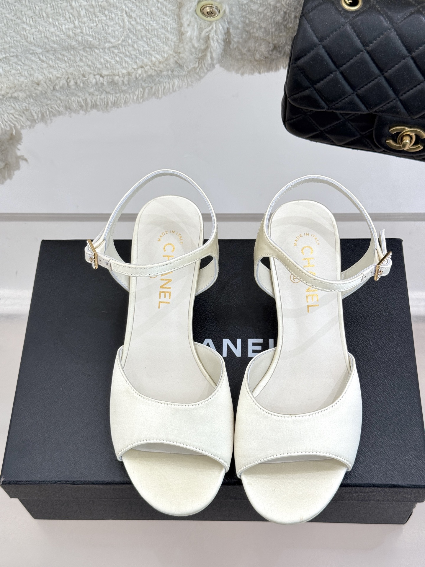 
CHANE*｜小香25。春夏新品
高跟凉鞋
夏天一定要入的凉鞋系列
鞋面采用原版定制皮料
内里垫脚是丝