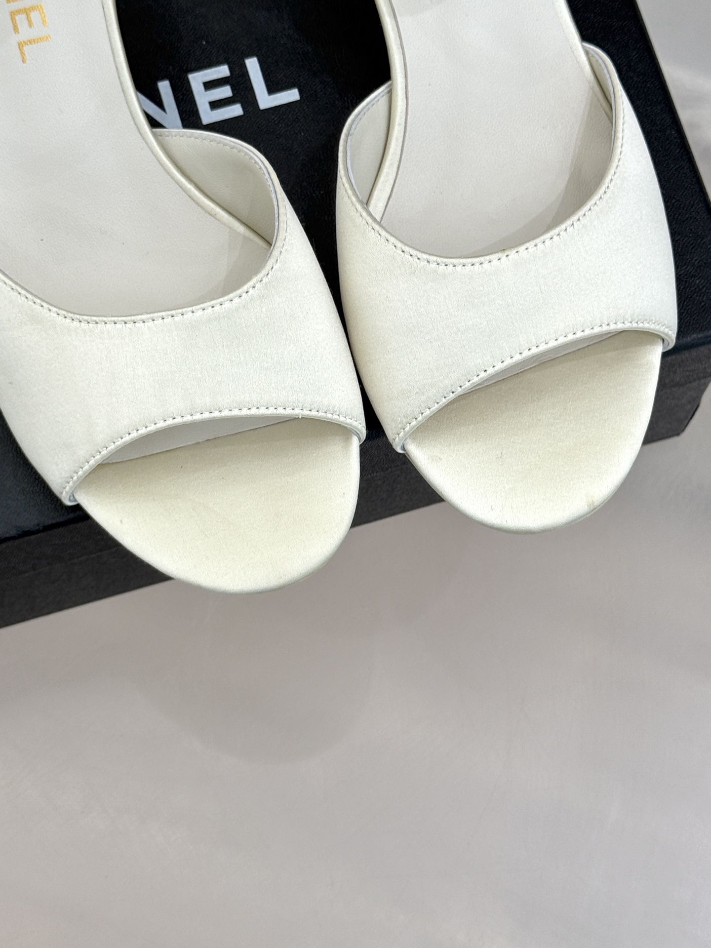 
CHANE*｜小香25。春夏新品
高跟凉鞋
夏天一定要入的凉鞋系列
鞋面采用原版定制皮料
内里垫脚是丝
