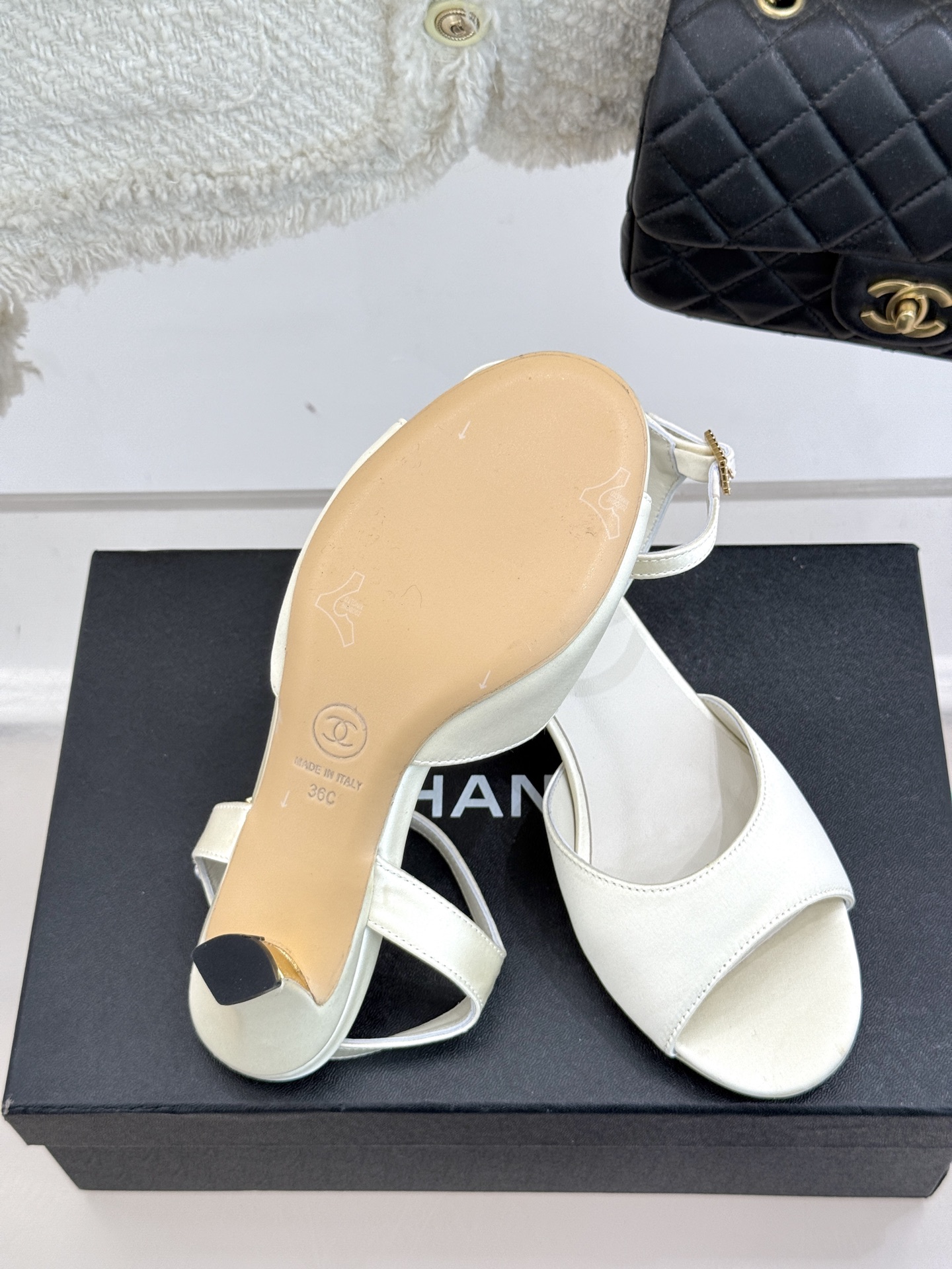 
CHANE*｜小香25。春夏新品
高跟凉鞋
夏天一定要入的凉鞋系列
鞋面采用原版定制皮料
内里垫脚是丝