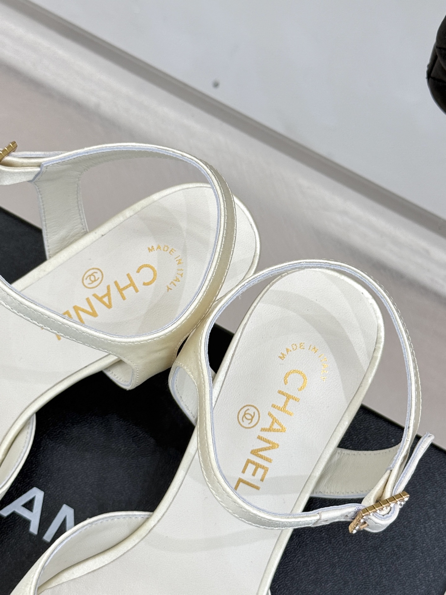 
CHANE*｜小香25。春夏新品
高跟凉鞋
夏天一定要入的凉鞋系列
鞋面采用原版定制皮料
内里垫脚是丝