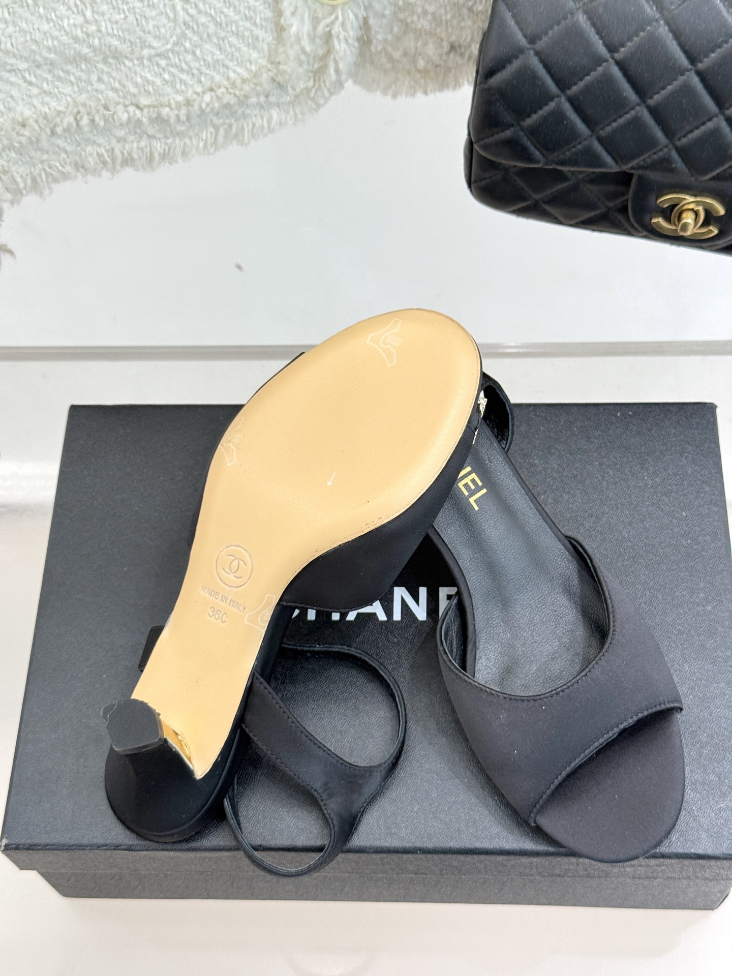 
CHANE*｜小香25。春夏新品
高跟凉鞋
夏天一定要入的凉鞋系列
鞋面采用原版定制皮料
内里垫脚是丝
