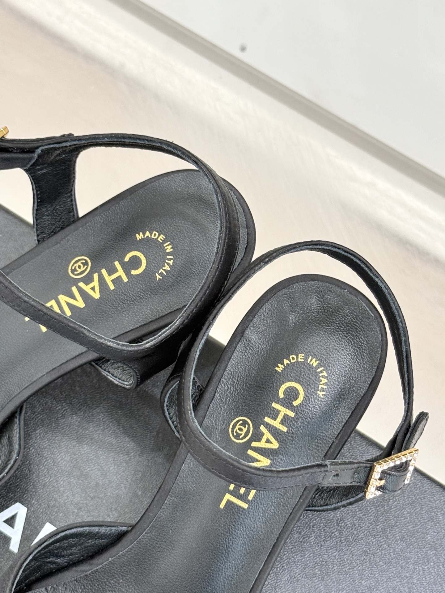 
CHANE*｜小香25。春夏新品
高跟凉鞋
夏天一定要入的凉鞋系列
鞋面采用原版定制皮料
内里垫脚是丝