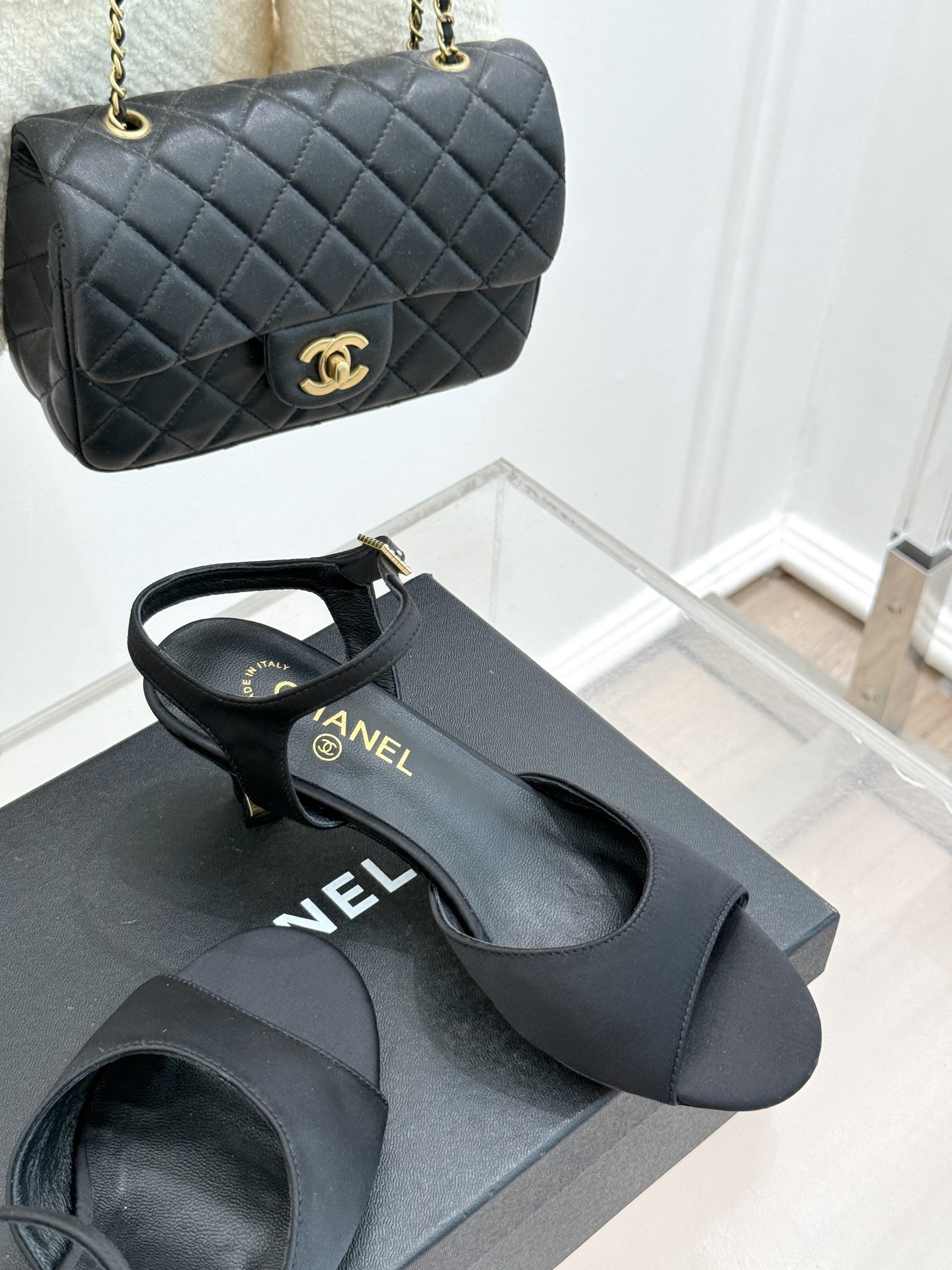 
CHANE*｜小香25。春夏新品
高跟凉鞋
夏天一定要入的凉鞋系列
鞋面采用原版定制皮料
内里垫脚是丝