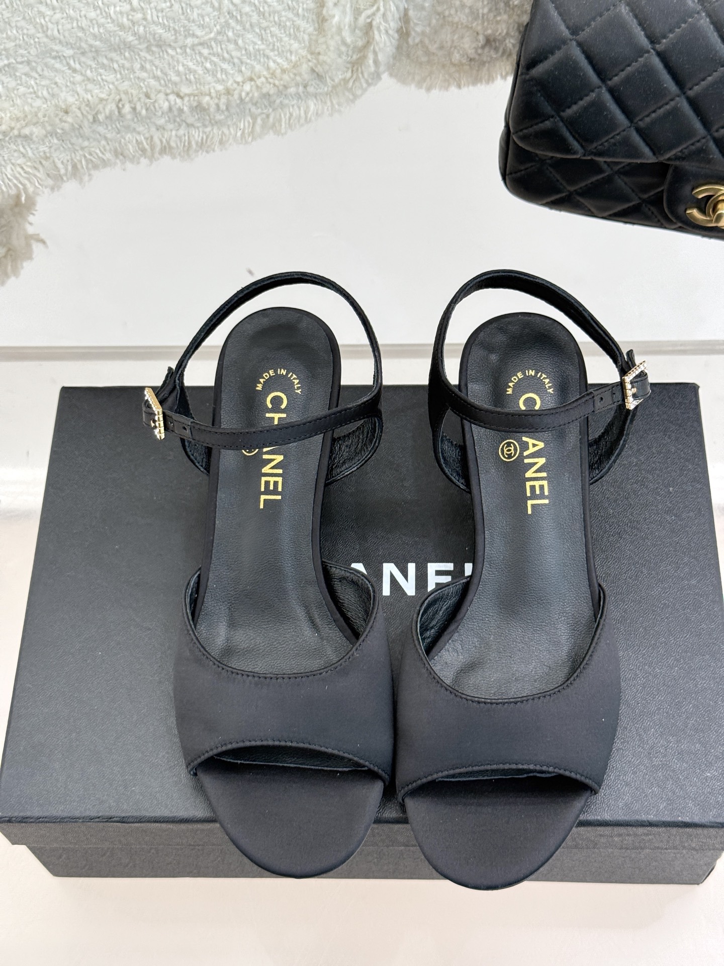 
CHANE*｜小香25。春夏新品
高跟凉鞋
夏天一定要入的凉鞋系列
鞋面采用原版定制皮料
内里垫脚是丝