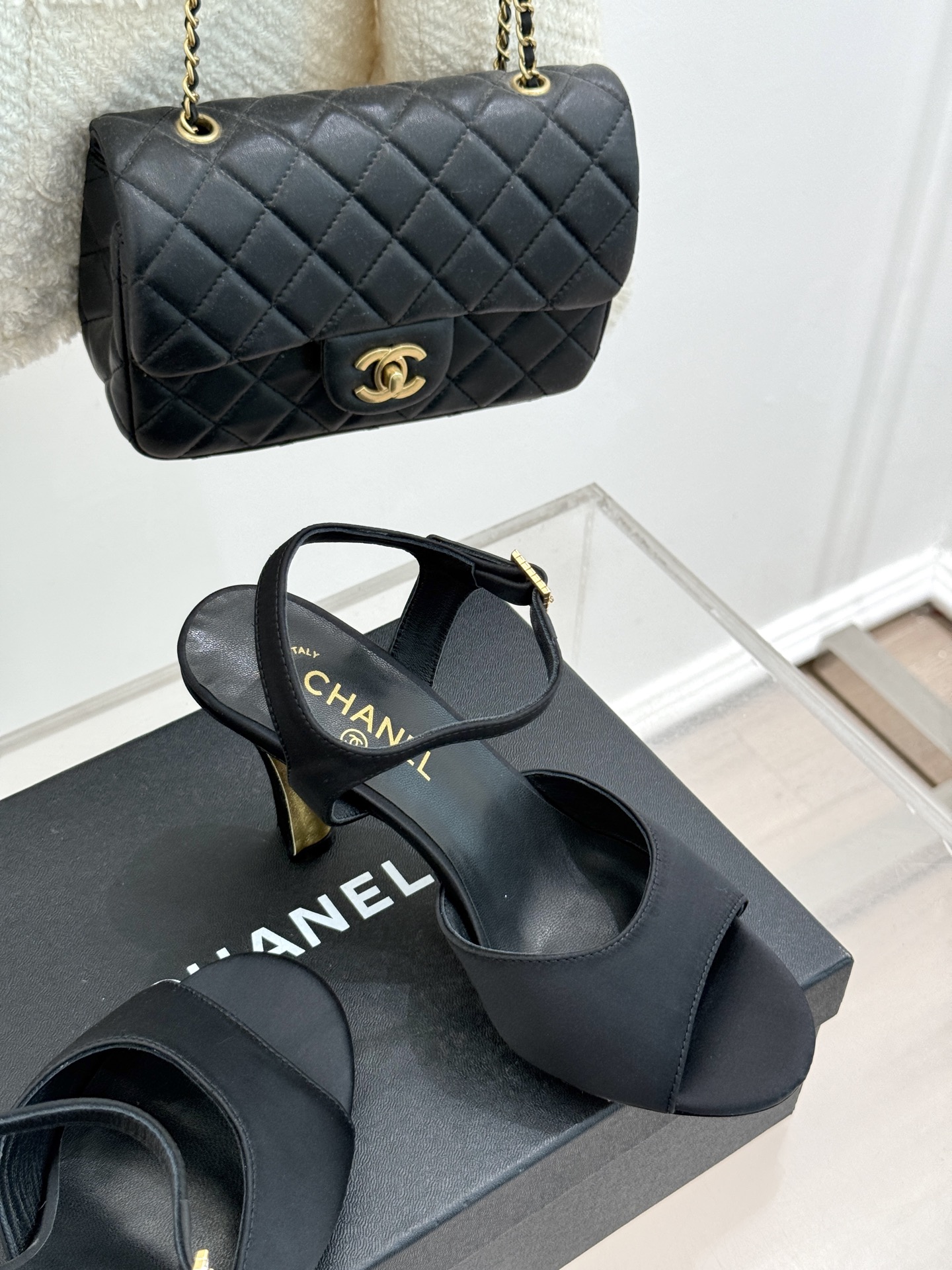 
CHANE*｜小香25。春夏新品
高跟凉鞋
夏天一定要入的凉鞋系列
鞋面采用原版定制皮料
内里垫脚是丝