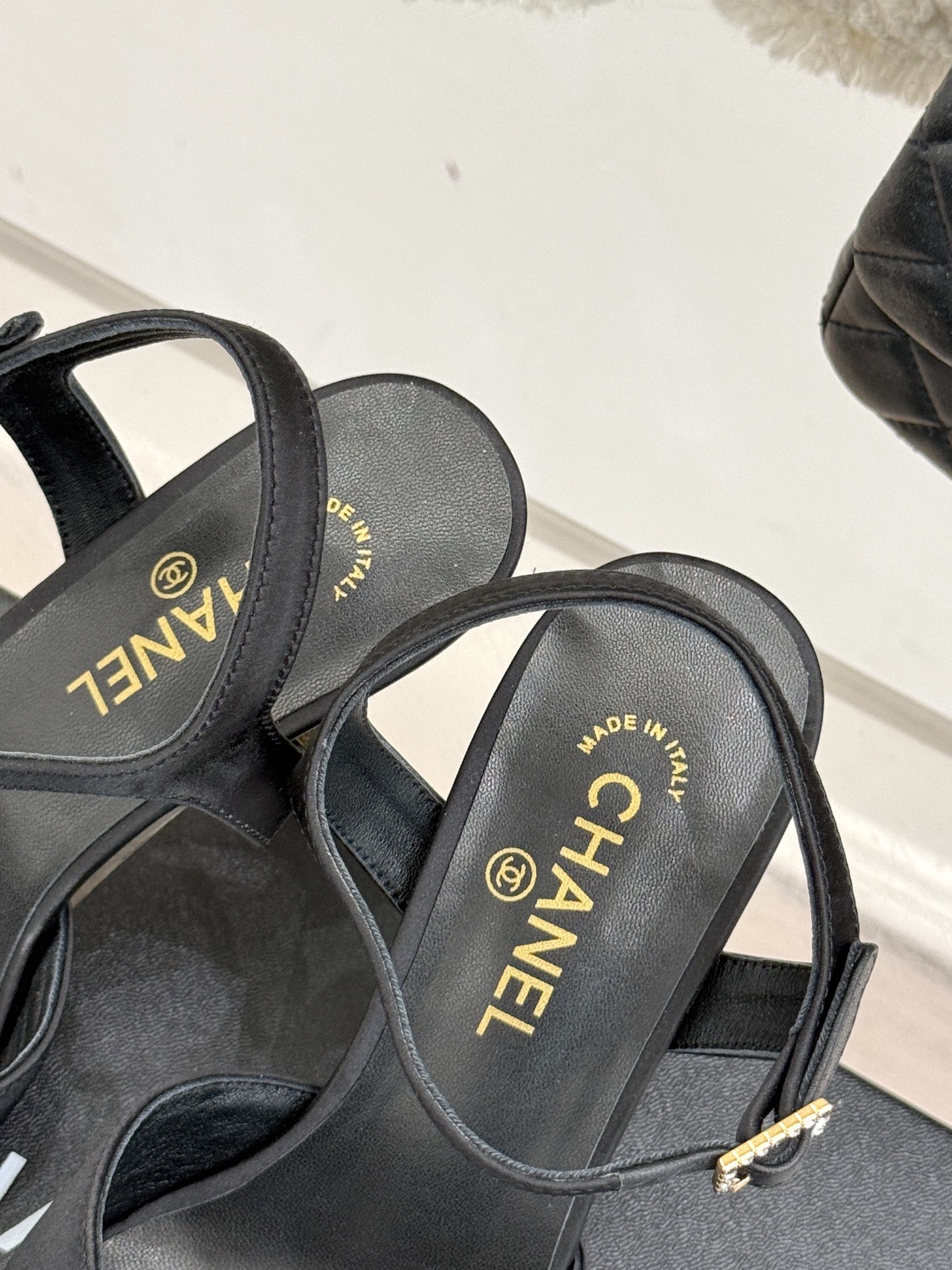 
CHANE*｜小香25。春夏新品
高跟凉鞋
夏天一定要入的凉鞋系列
鞋面采用原版定制皮料
内里垫脚是丝