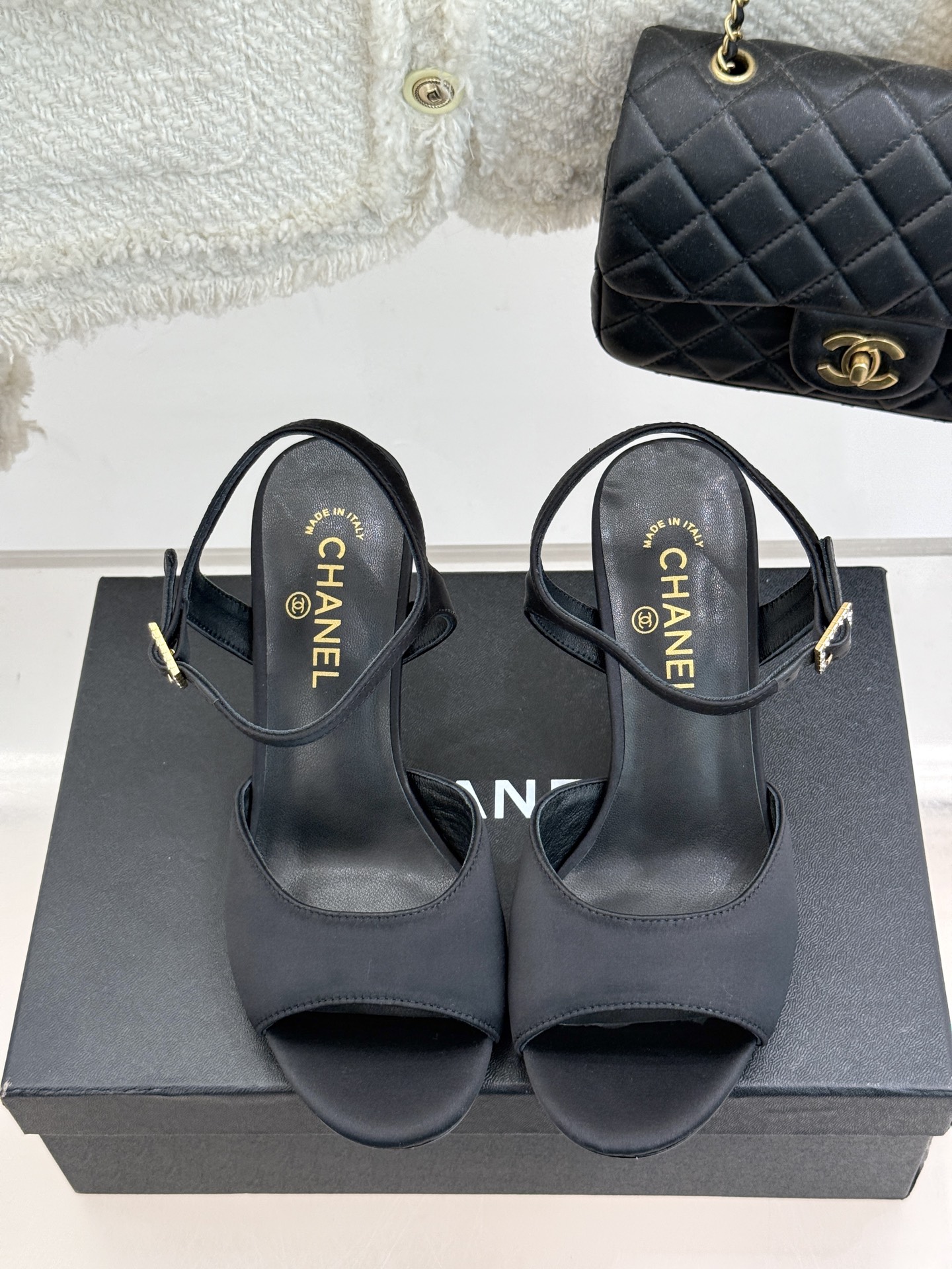 
CHANE*｜小香25。春夏新品
高跟凉鞋
夏天一定要入的凉鞋系列
鞋面采用原版定制皮料
内里垫脚是丝