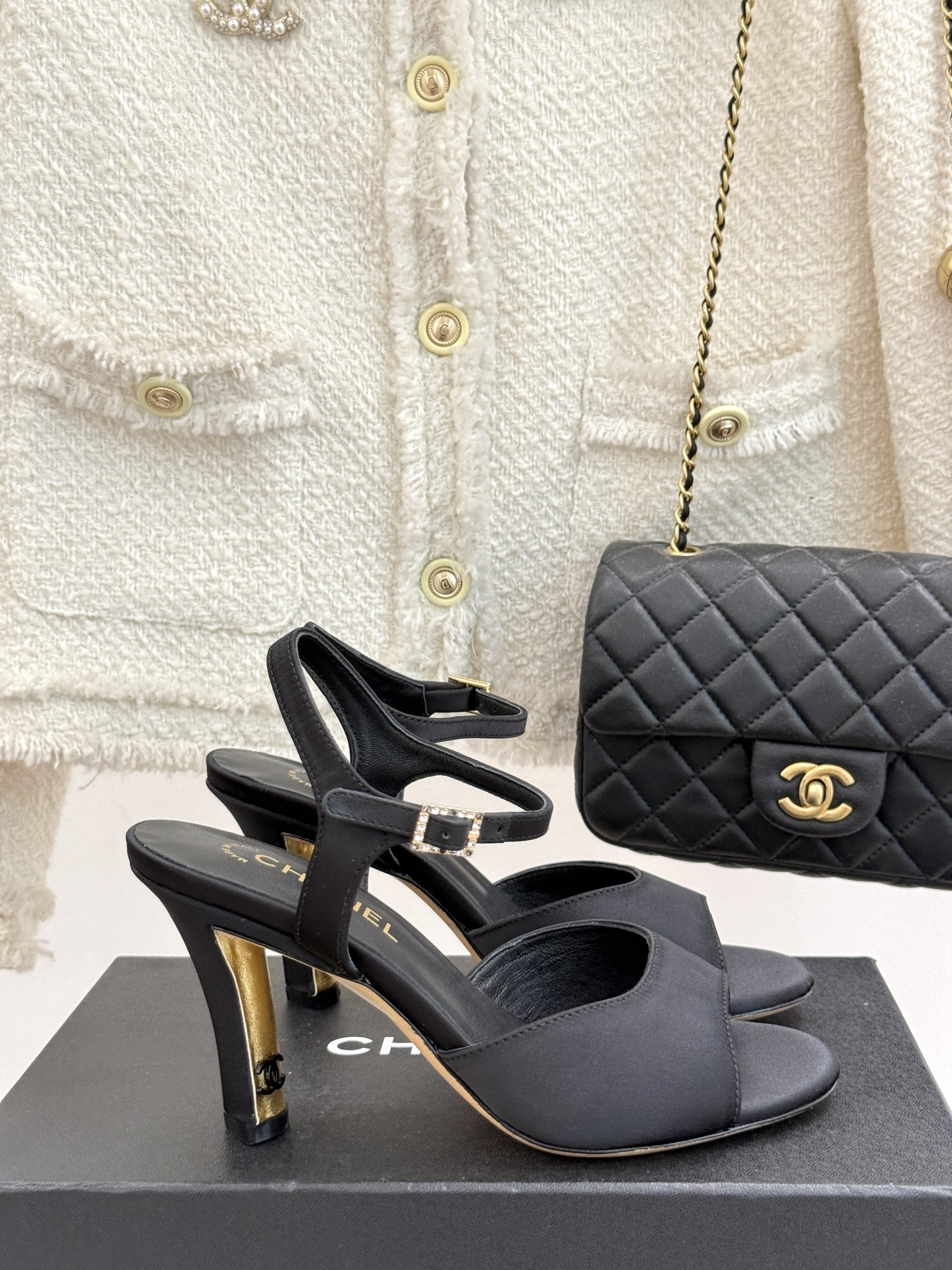 
CHANE*｜小香25。春夏新品
高跟凉鞋
夏天一定要入的凉鞋系列
鞋面采用原版定制皮料
内里垫脚是丝