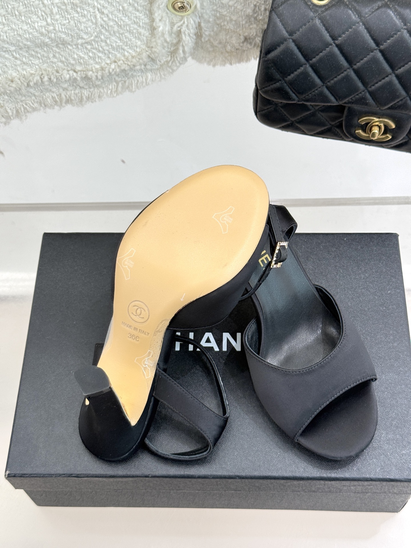 
CHANE*｜小香25。春夏新品
高跟凉鞋
夏天一定要入的凉鞋系列
鞋面采用原版定制皮料
内里垫脚是丝