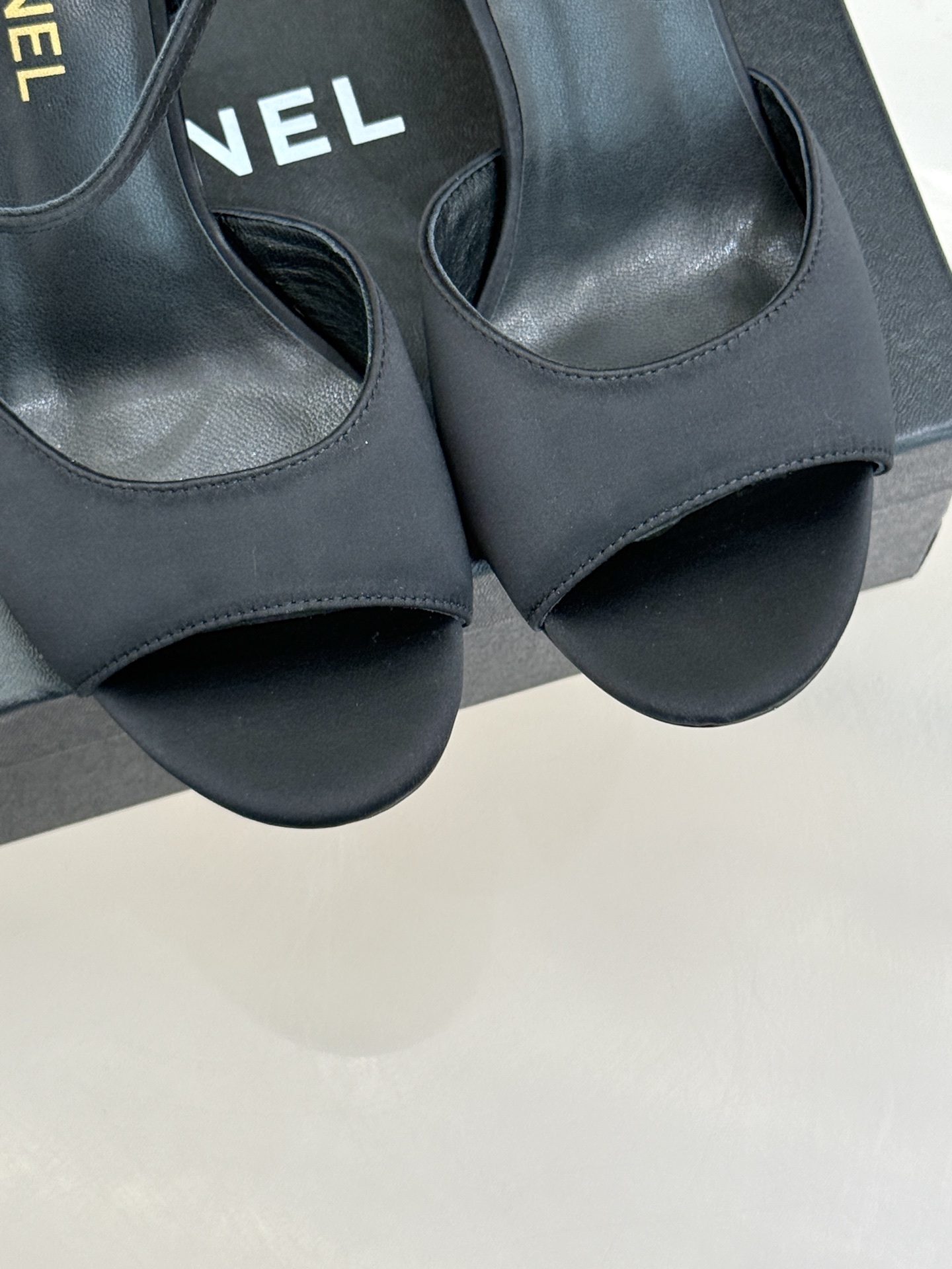 
CHANE*｜小香25。春夏新品
高跟凉鞋
夏天一定要入的凉鞋系列
鞋面采用原版定制皮料
内里垫脚是丝