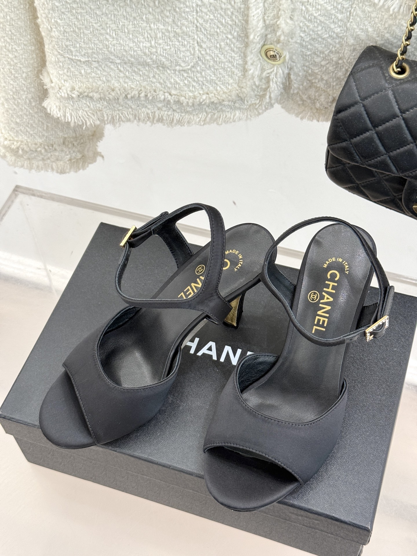 
CHANE*｜小香25。春夏新品
高跟凉鞋
夏天一定要入的凉鞋系列
鞋面采用原版定制皮料
内里垫脚是丝