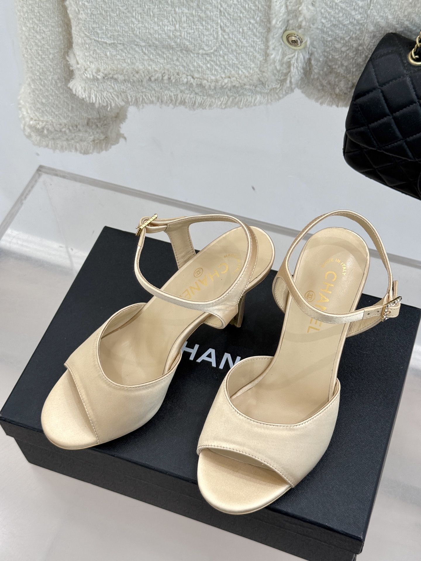 
CHANE*｜小香25。春夏新品
高跟凉鞋
夏天一定要入的凉鞋系列
鞋面采用原版定制皮料
内里垫脚是丝