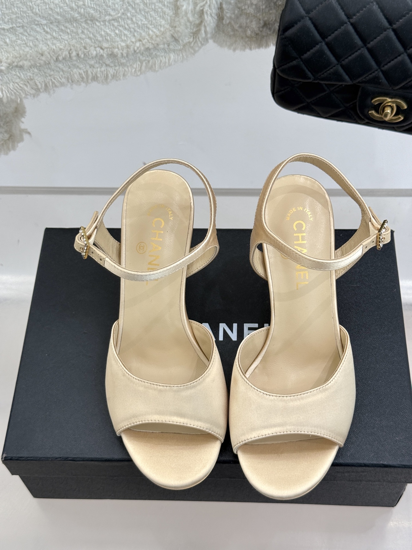 
CHANE*｜小香25。春夏新品
高跟凉鞋
夏天一定要入的凉鞋系列
鞋面采用原版定制皮料
内里垫脚是丝