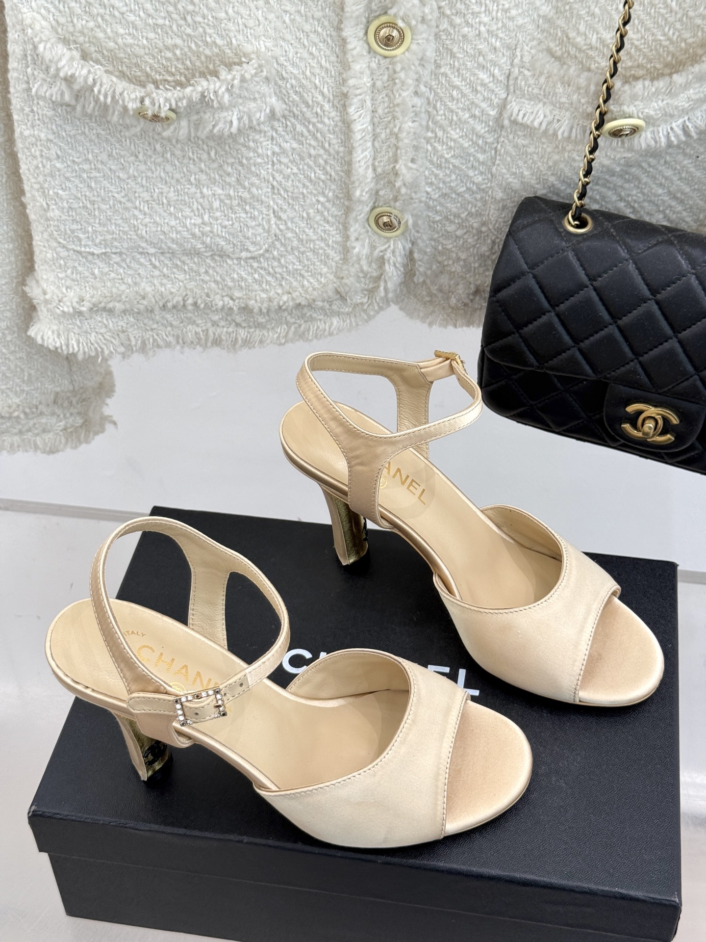 
CHANE*｜小香25。春夏新品
高跟凉鞋
夏天一定要入的凉鞋系列
鞋面采用原版定制皮料
内里垫脚是丝