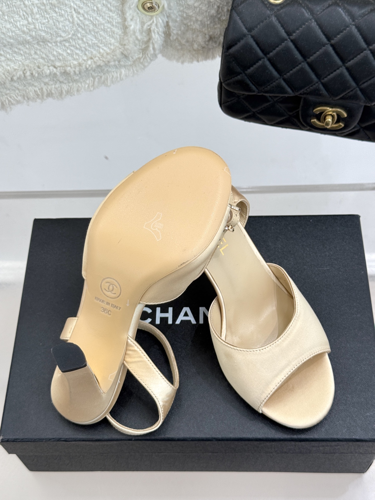 
CHANE*｜小香25。春夏新品
高跟凉鞋
夏天一定要入的凉鞋系列
鞋面采用原版定制皮料
内里垫脚是丝