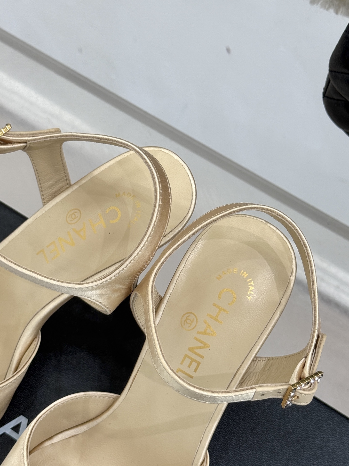 
CHANE*｜小香25。春夏新品
高跟凉鞋
夏天一定要入的凉鞋系列
鞋面采用原版定制皮料
内里垫脚是丝