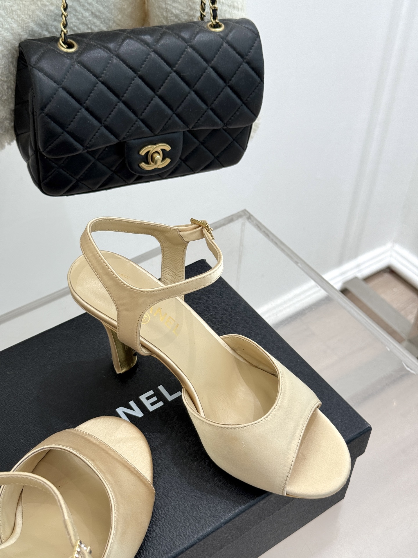 
CHANE*｜小香25。春夏新品
高跟凉鞋
夏天一定要入的凉鞋系列
鞋面采用原版定制皮料
内里垫脚是丝