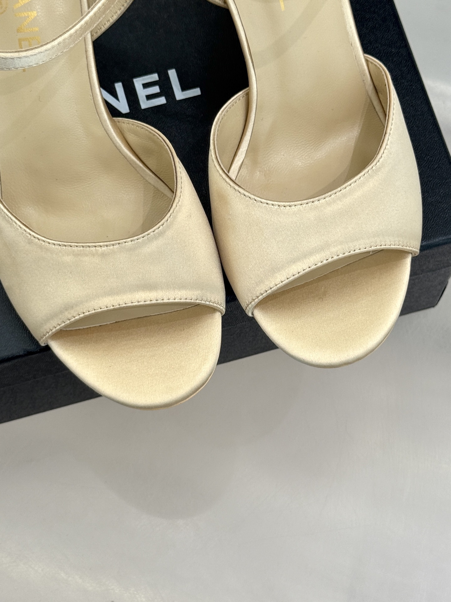 
CHANE*｜小香25。春夏新品
高跟凉鞋
夏天一定要入的凉鞋系列
鞋面采用原版定制皮料
内里垫脚是丝