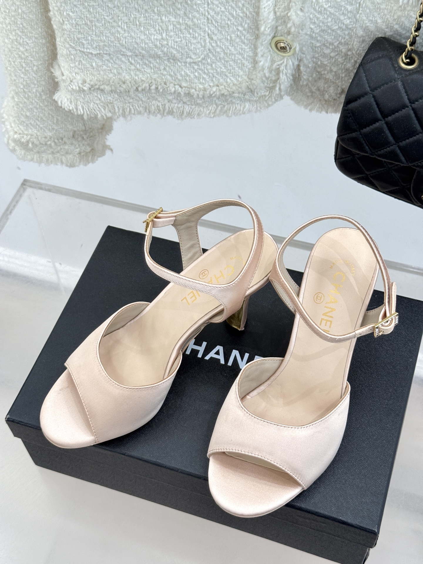 
CHANE*｜小香25。春夏新品
高跟凉鞋
夏天一定要入的凉鞋系列
鞋面采用原版定制皮料
内里垫脚是丝