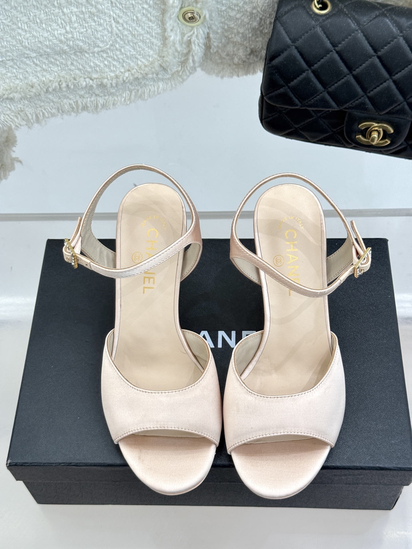 
CHANE*｜小香25。春夏新品
高跟凉鞋
夏天一定要入的凉鞋系列
鞋面采用原版定制皮料
内里垫脚是丝