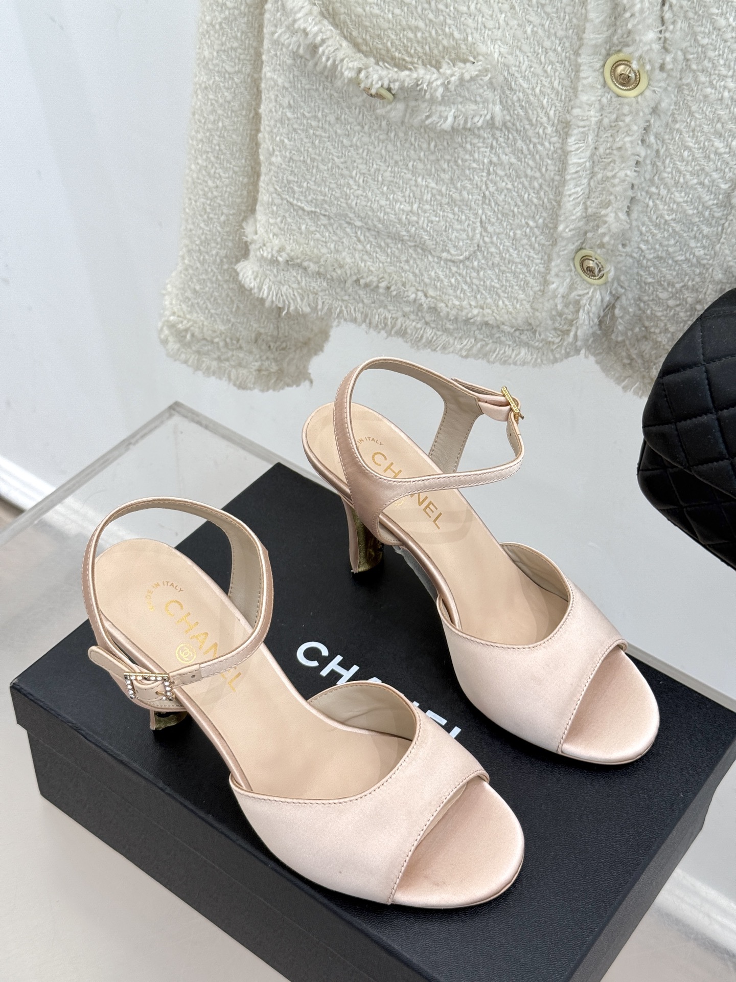 
CHANE*｜小香25。春夏新品
高跟凉鞋
夏天一定要入的凉鞋系列
鞋面采用原版定制皮料
内里垫脚是丝
