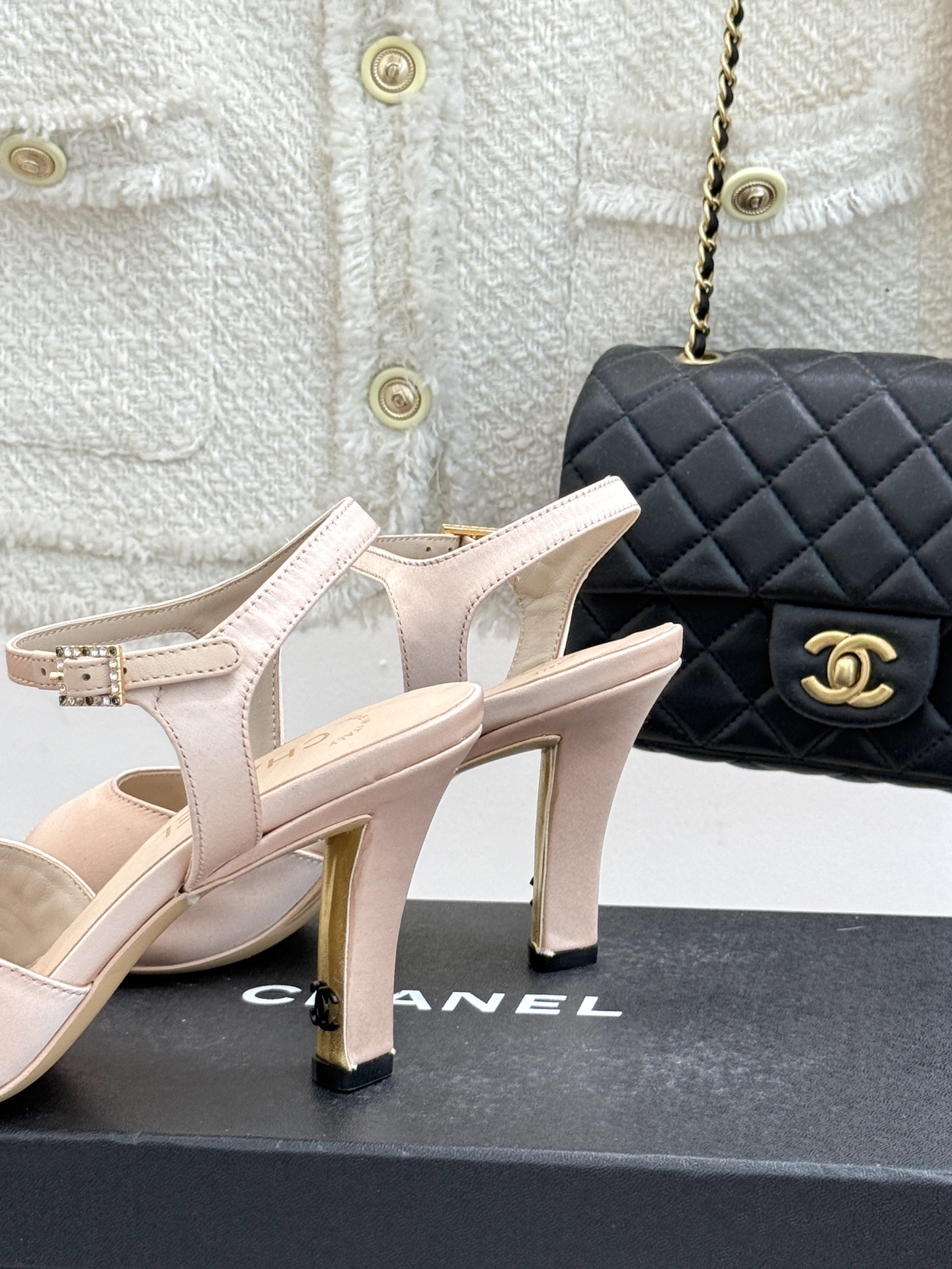 
CHANE*｜小香25。春夏新品
高跟凉鞋
夏天一定要入的凉鞋系列
鞋面采用原版定制皮料
内里垫脚是丝