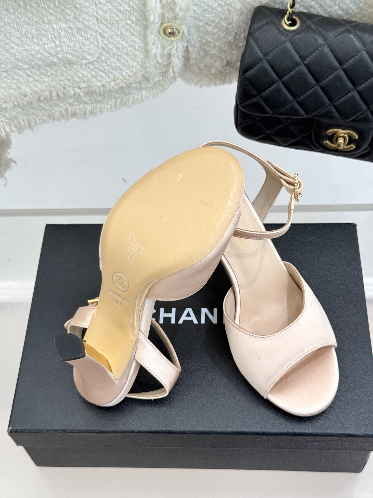 
CHANE*｜小香25。春夏新品
高跟凉鞋
夏天一定要入的凉鞋系列
鞋面采用原版定制皮料
内里垫脚是丝