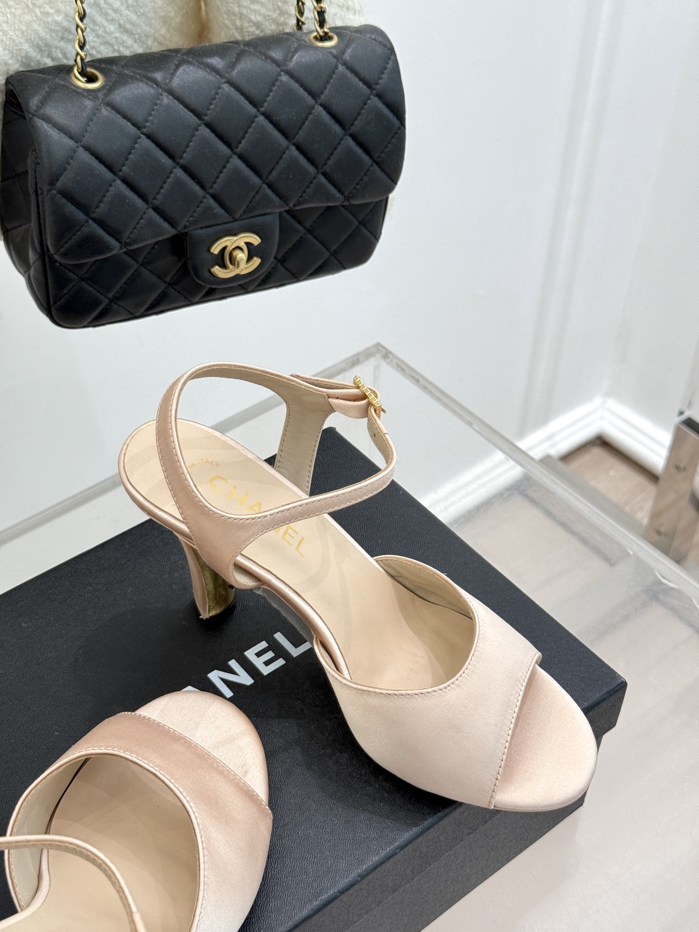 
CHANE*｜小香25。春夏新品
高跟凉鞋
夏天一定要入的凉鞋系列
鞋面采用原版定制皮料
内里垫脚是丝