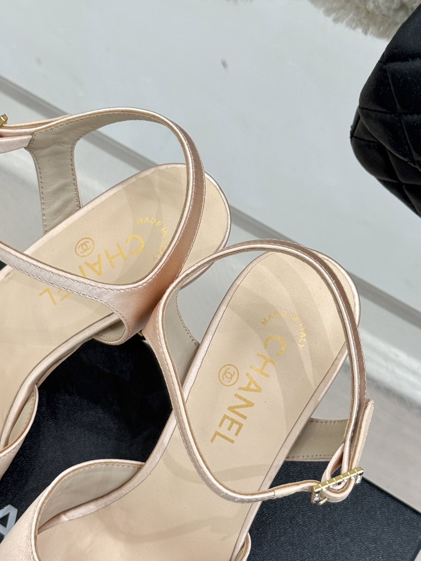 
CHANE*｜小香25。春夏新品
高跟凉鞋
夏天一定要入的凉鞋系列
鞋面采用原版定制皮料
内里垫脚是丝