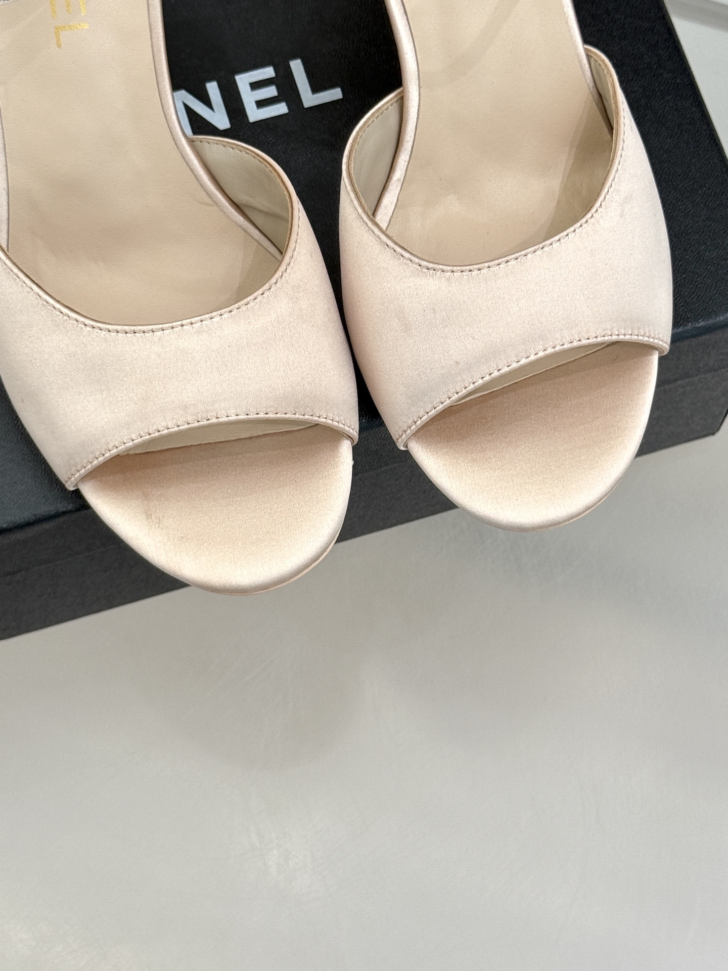 
CHANE*｜小香25。春夏新品
高跟凉鞋
夏天一定要入的凉鞋系列
鞋面采用原版定制皮料
内里垫脚是丝
