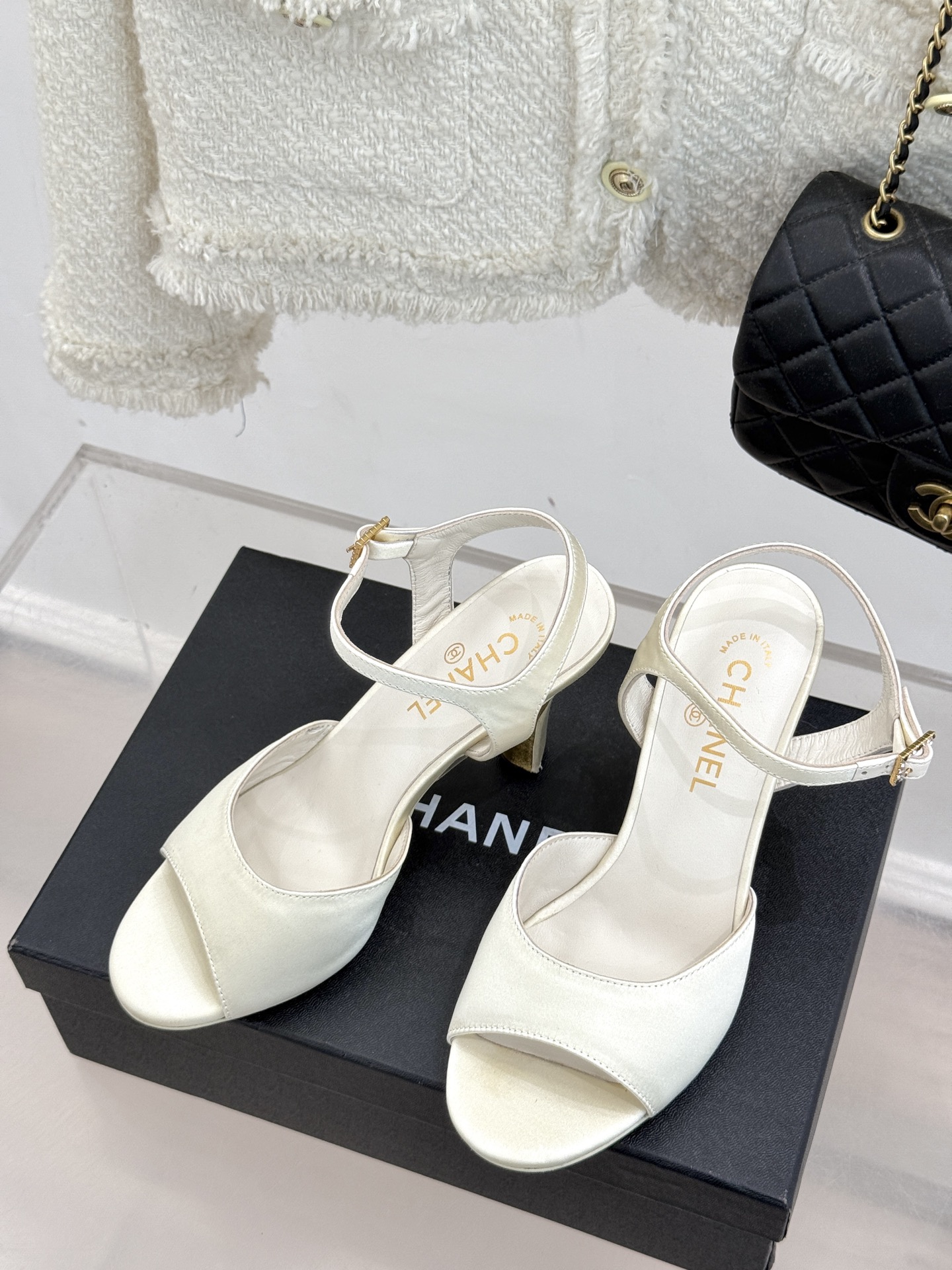 
CHANE*｜小香25。春夏新品
高跟凉鞋
夏天一定要入的凉鞋系列
鞋面采用原版定制皮料
内里垫脚是丝