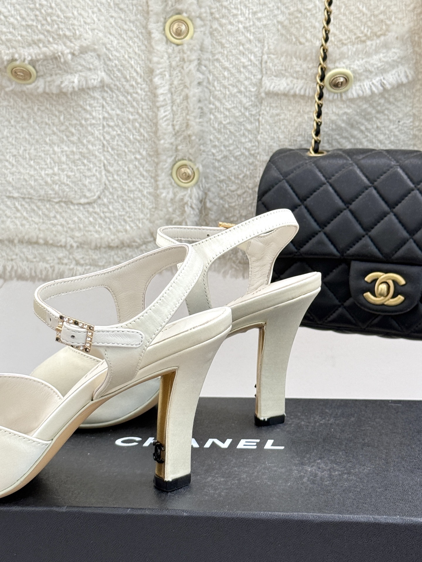 
CHANE*｜小香25。春夏新品
高跟凉鞋
夏天一定要入的凉鞋系列
鞋面采用原版定制皮料
内里垫脚是丝