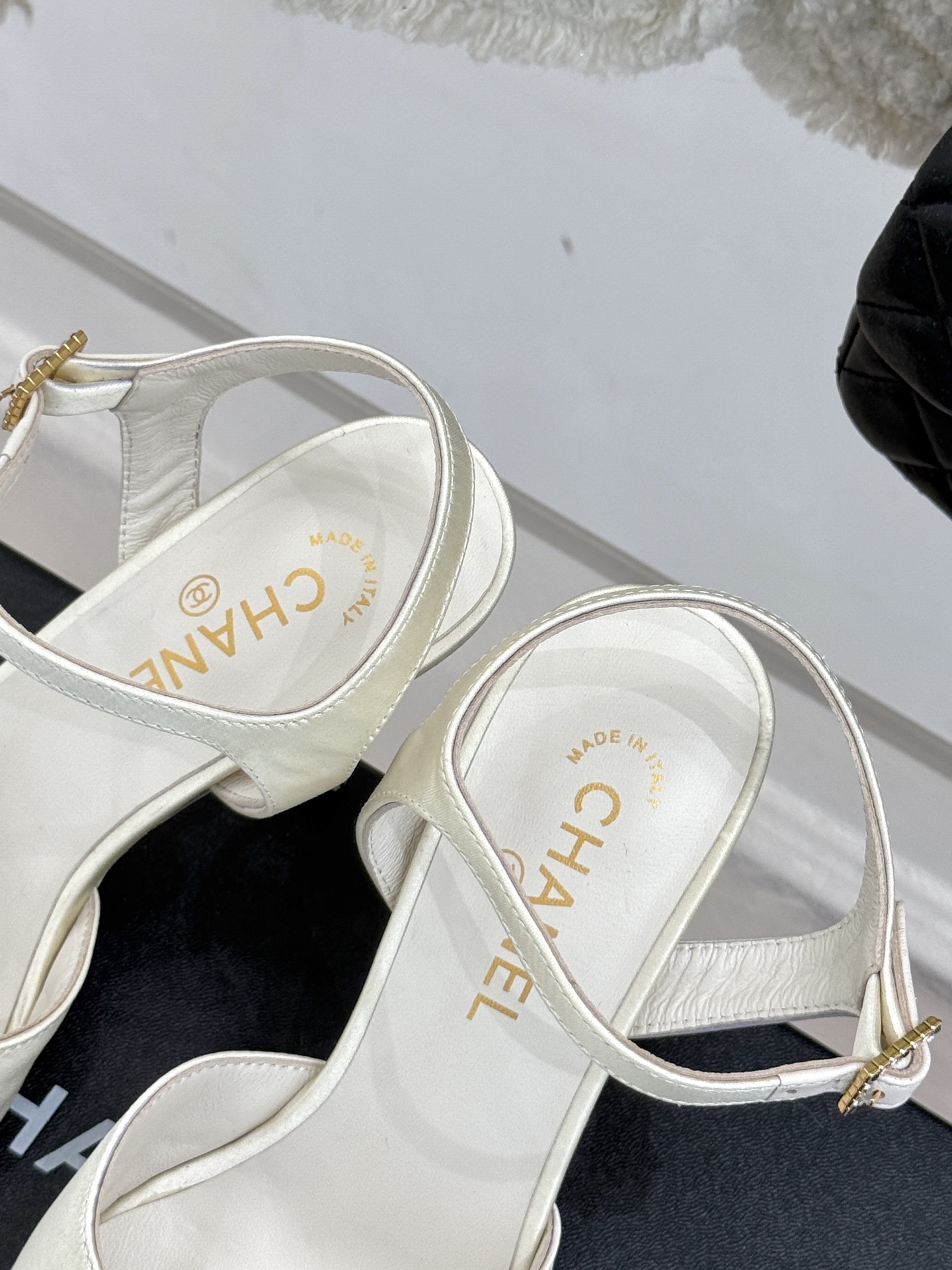 
CHANE*｜小香25。春夏新品
高跟凉鞋
夏天一定要入的凉鞋系列
鞋面采用原版定制皮料
内里垫脚是丝
