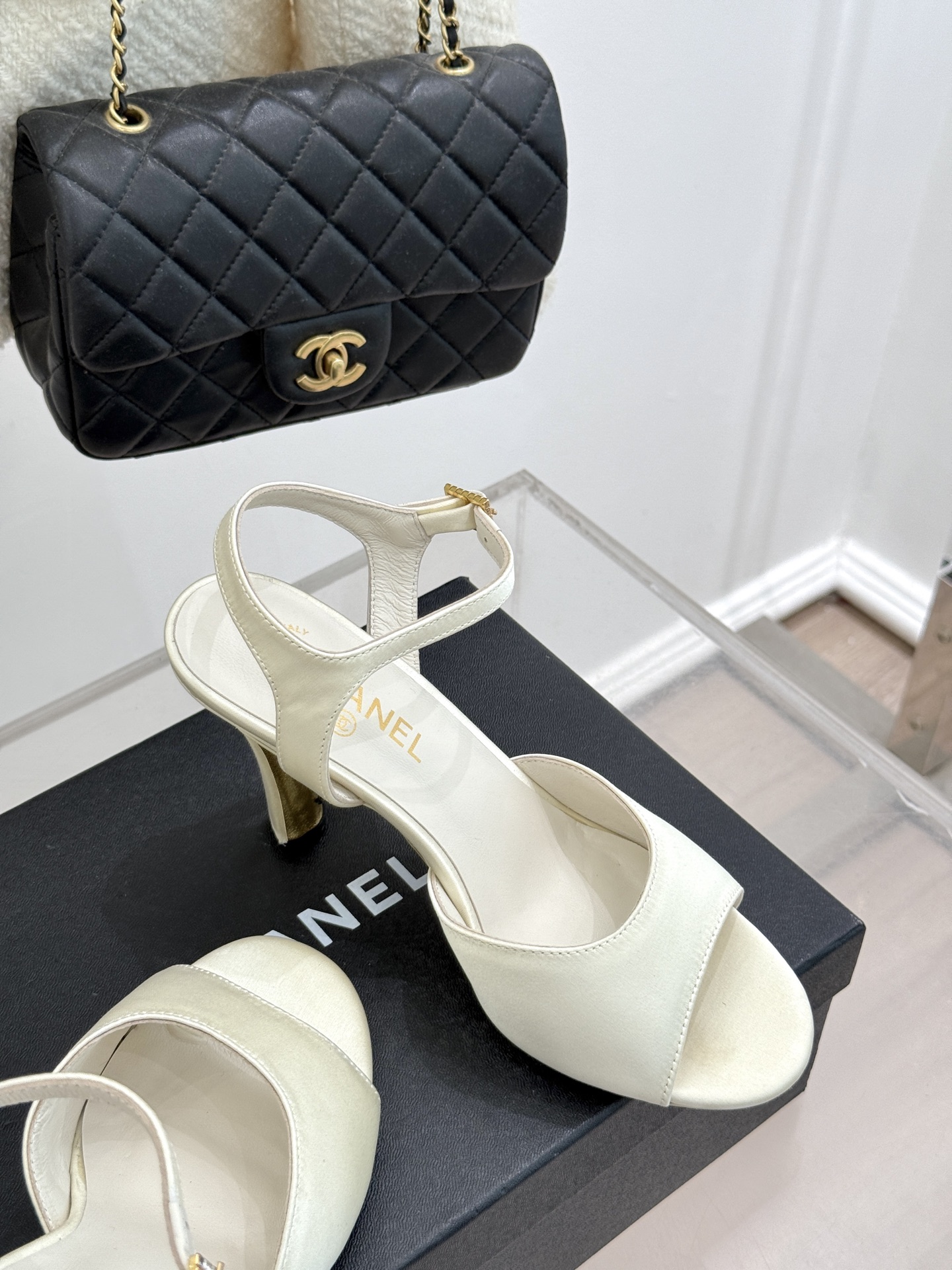 
CHANE*｜小香25。春夏新品
高跟凉鞋
夏天一定要入的凉鞋系列
鞋面采用原版定制皮料
内里垫脚是丝