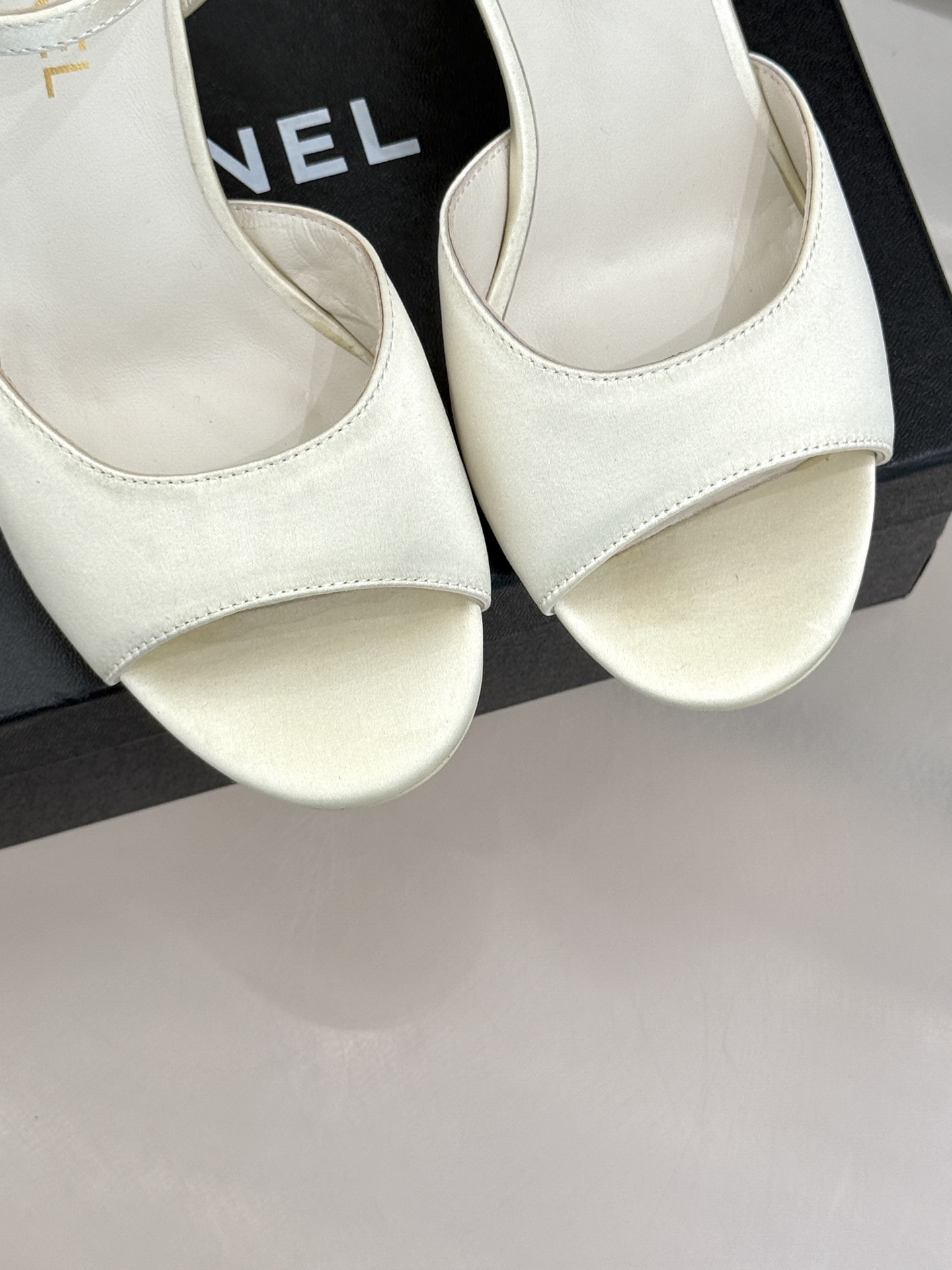 
CHANE*｜小香25。春夏新品
高跟凉鞋
夏天一定要入的凉鞋系列
鞋面采用原版定制皮料
内里垫脚是丝
