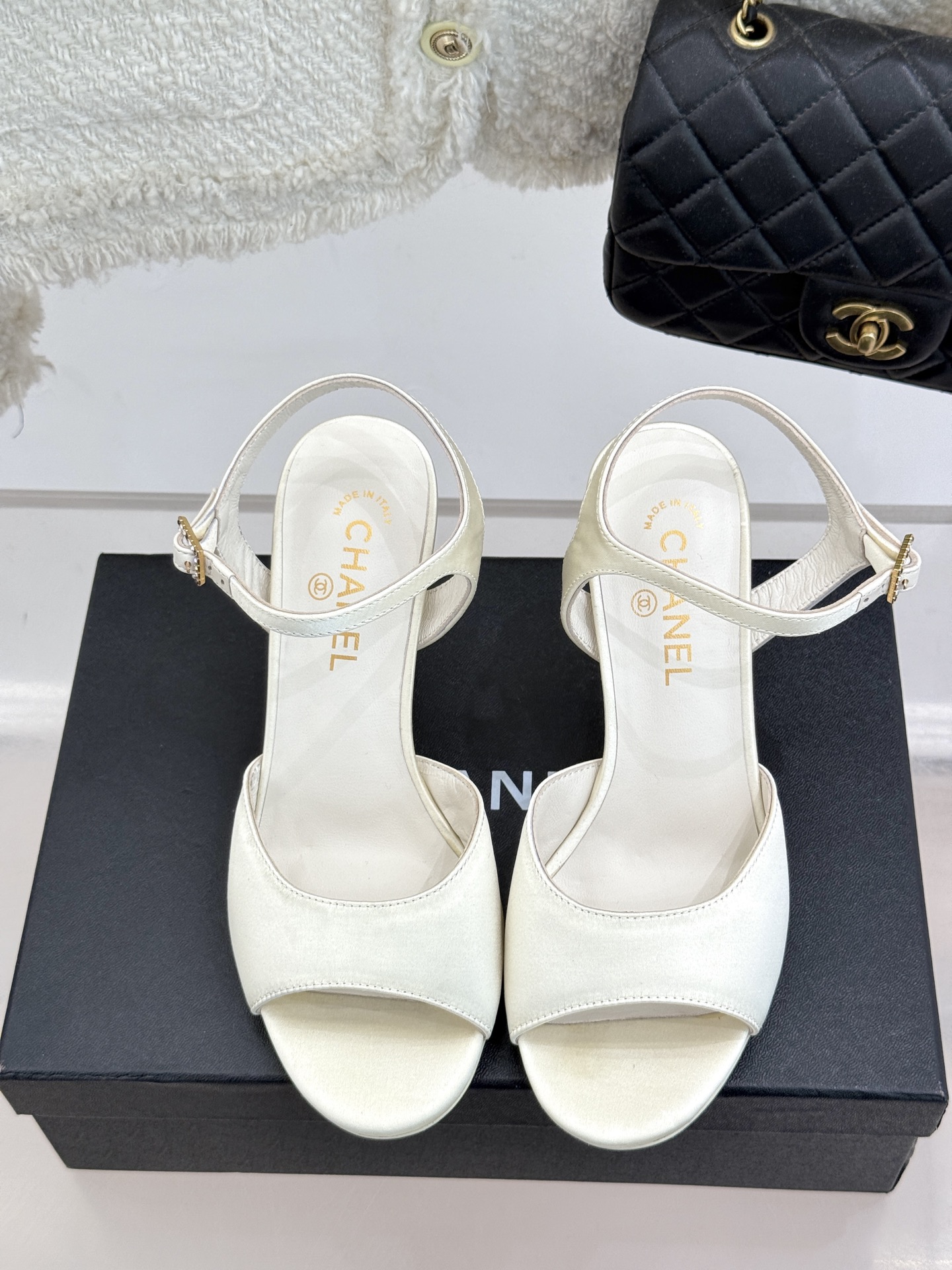 
CHANE*｜小香25。春夏新品
高跟凉鞋
夏天一定要入的凉鞋系列
鞋面采用原版定制皮料
内里垫脚是丝
