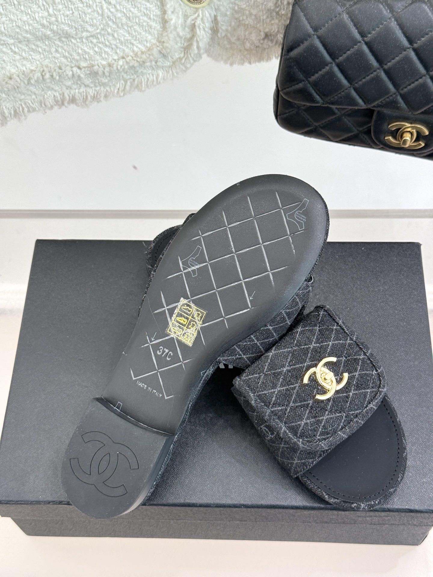 
CHANE*｜小香经典春夏翻盖
书包扣针织拖鞋
经典永不过时 简约大气
针织搭配翻盖式书包锁扣设计～
