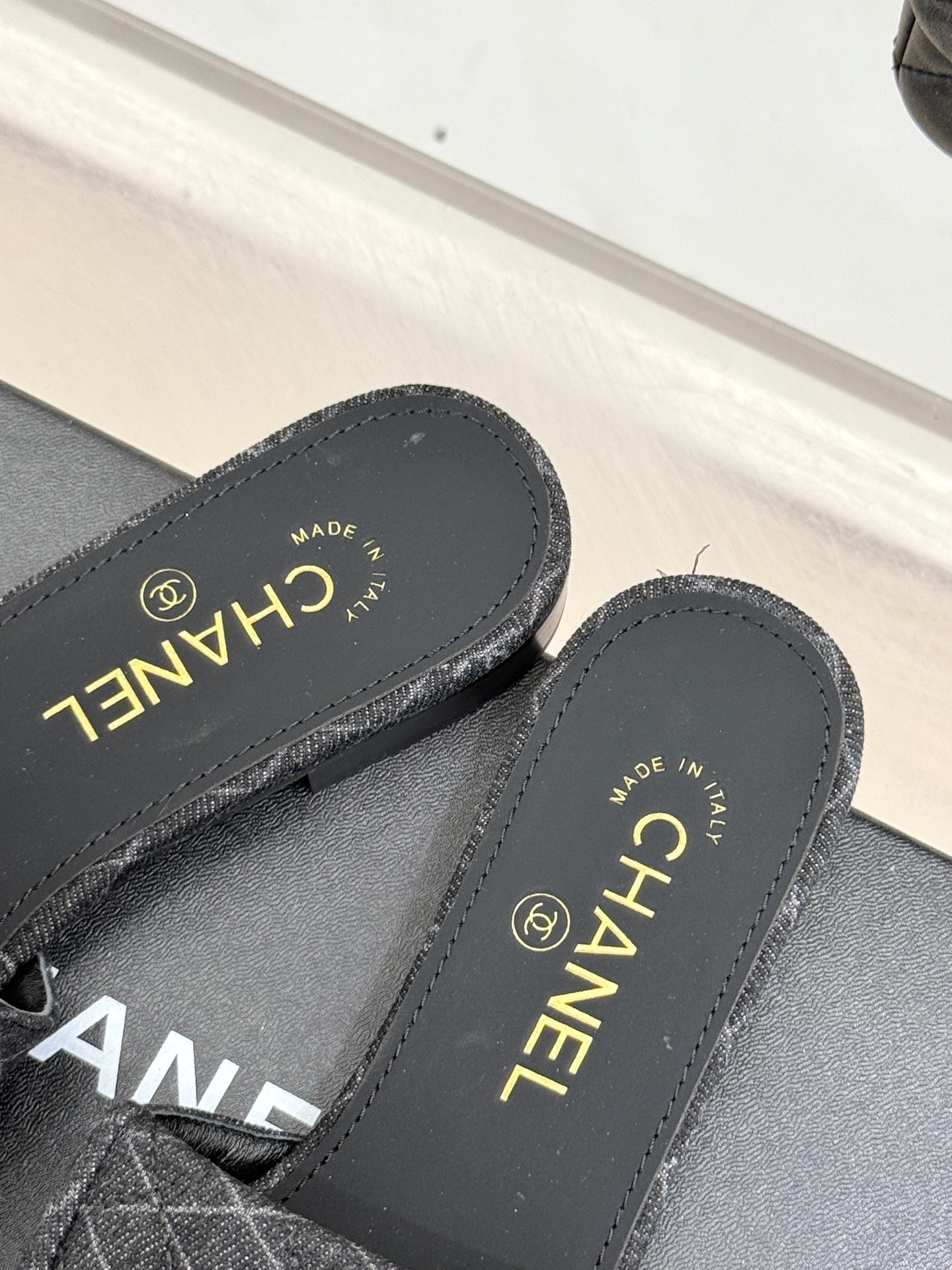 
CHANE*｜小香经典春夏翻盖
书包扣针织拖鞋
经典永不过时 简约大气
针织搭配翻盖式书包锁扣设计～
